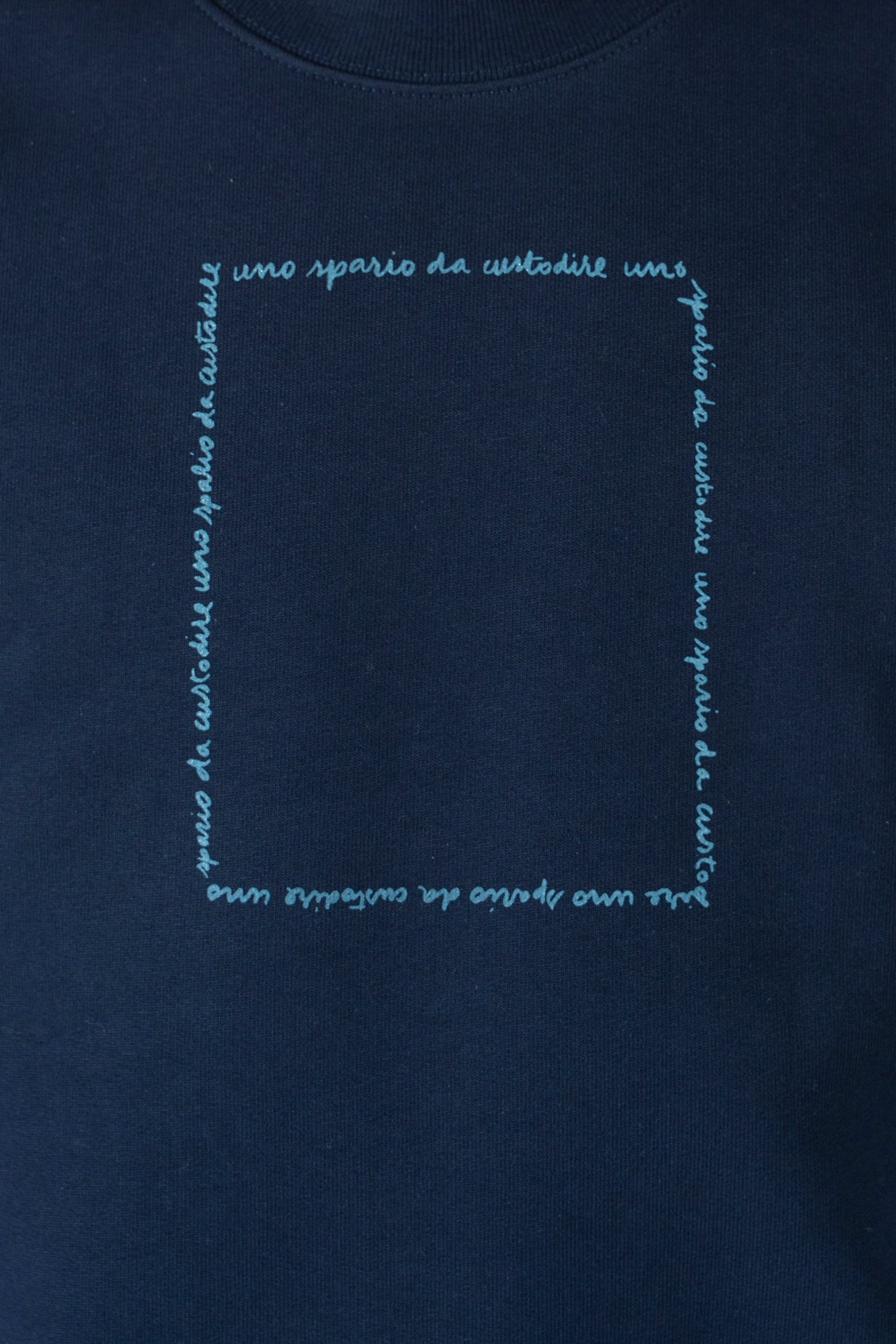 Sweatshirt mit Rundhalsausschnitt „Uno spazio da custodire” (Ein Ort zum Bewahren) – Bio-Baumwolle – Marineblau