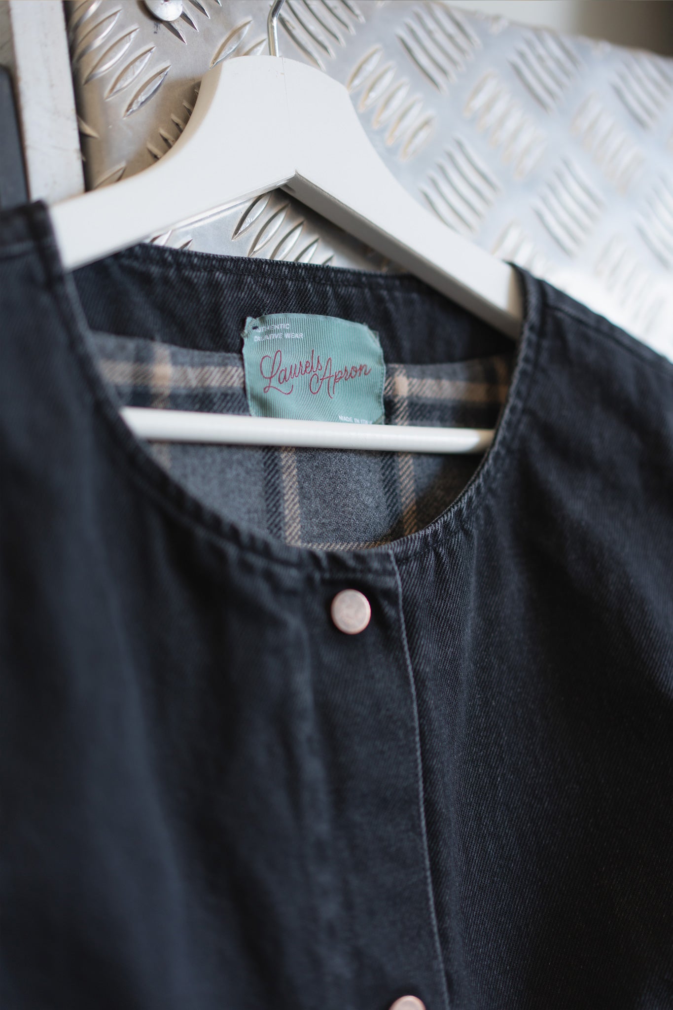 Wendeweste Iris – Schwarze Jeans + Karomuster