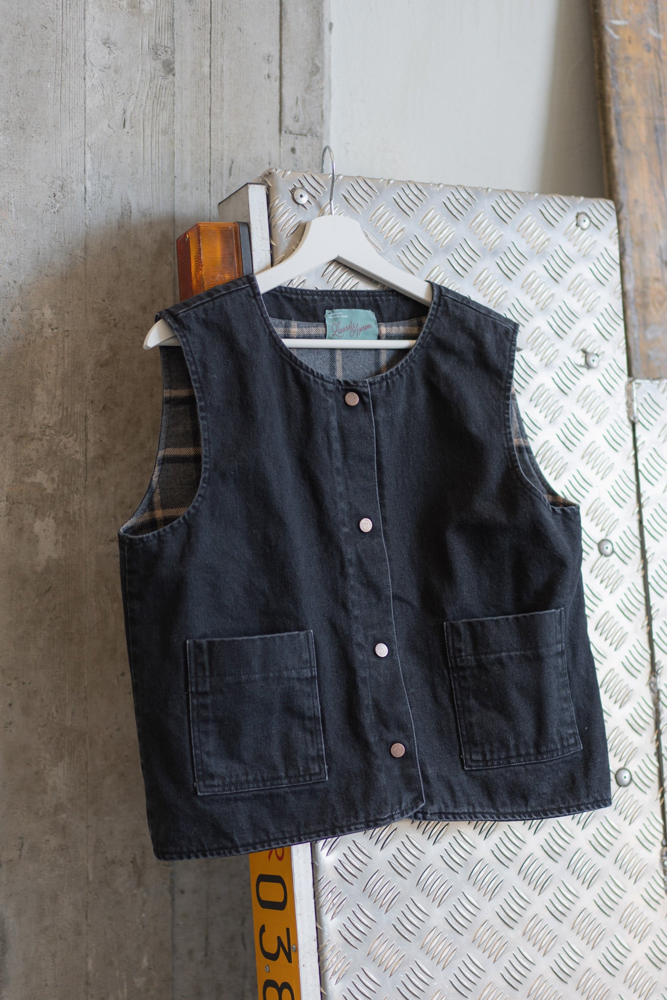 Wendeweste Iris – Schwarze Jeans + Karomuster