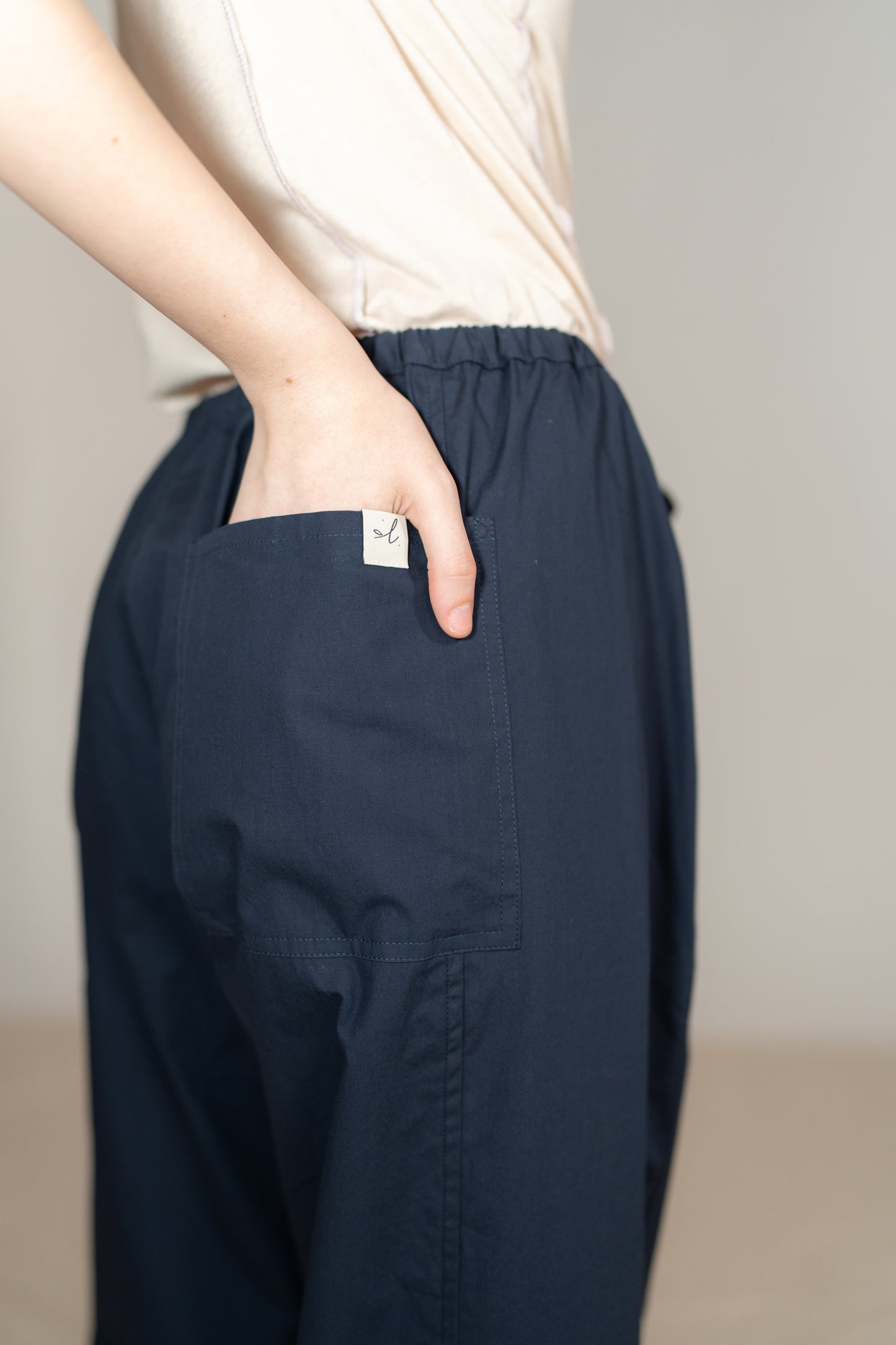 Pantaloni Jasmine cotone bio con elastico in vita e coulisse alla caviglia - Blu navy