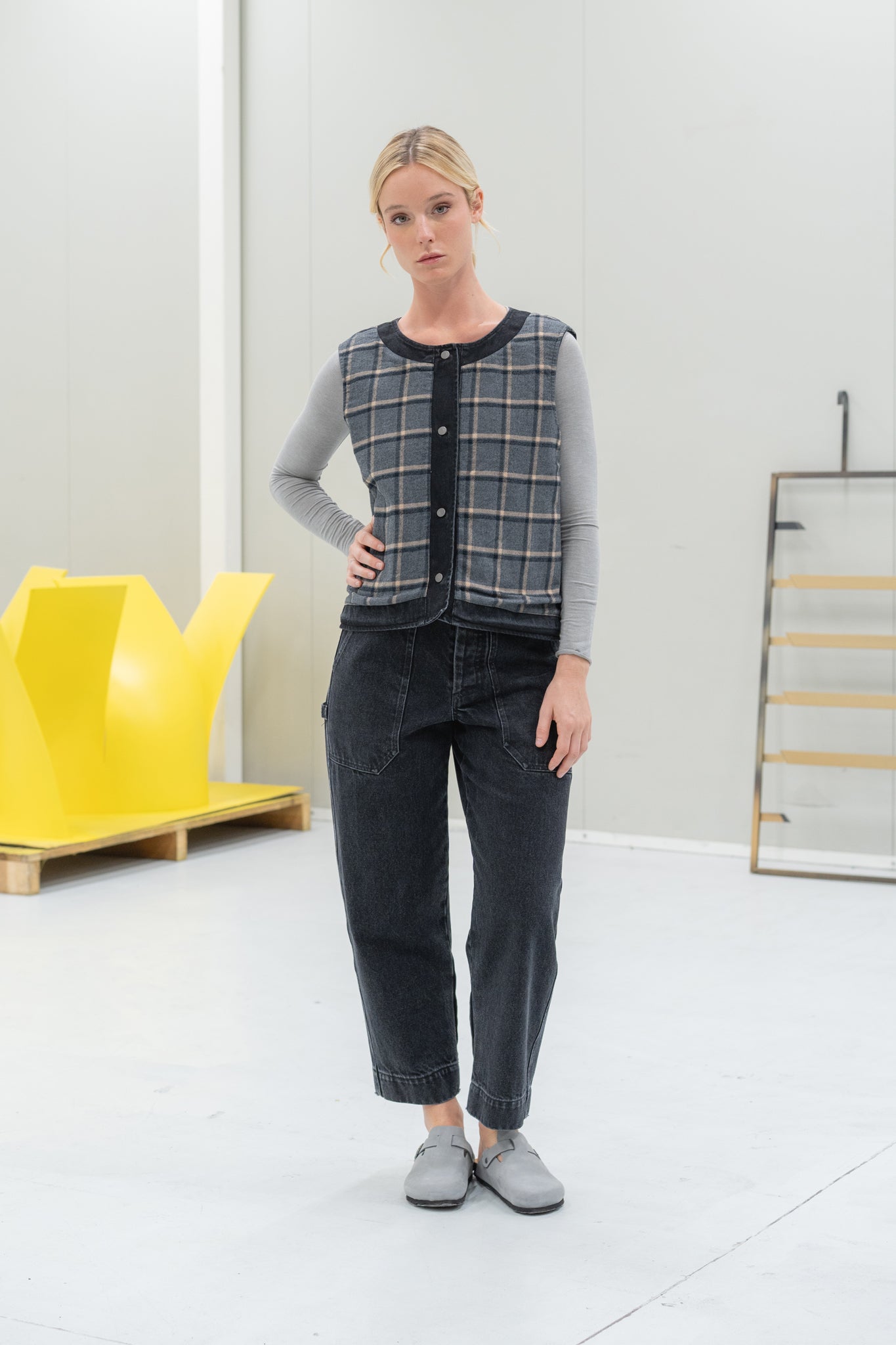 Wendeweste Iris – Schwarze Jeans + Karomuster