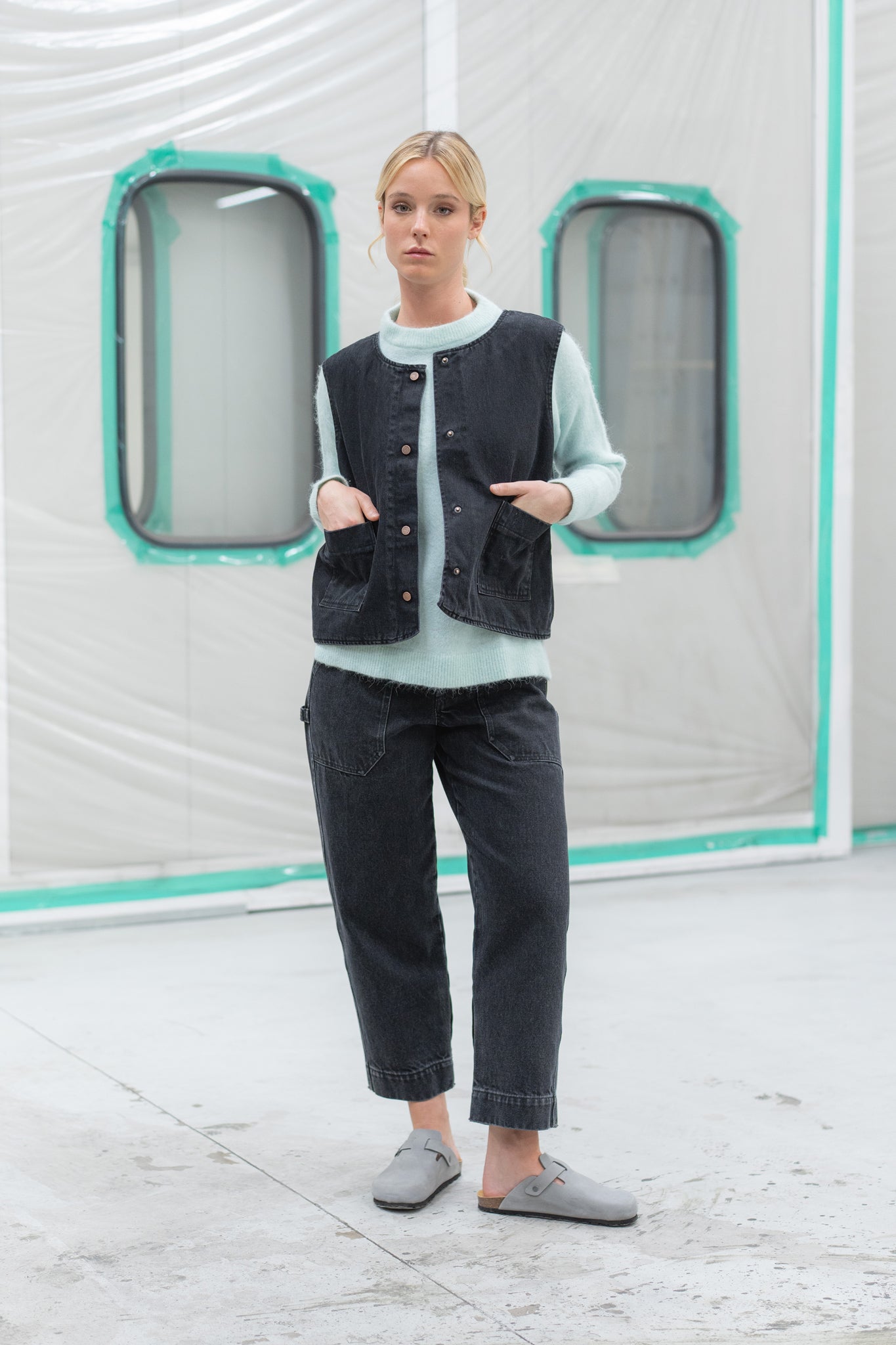 Wendeweste Iris – Schwarze Jeans + Karomuster