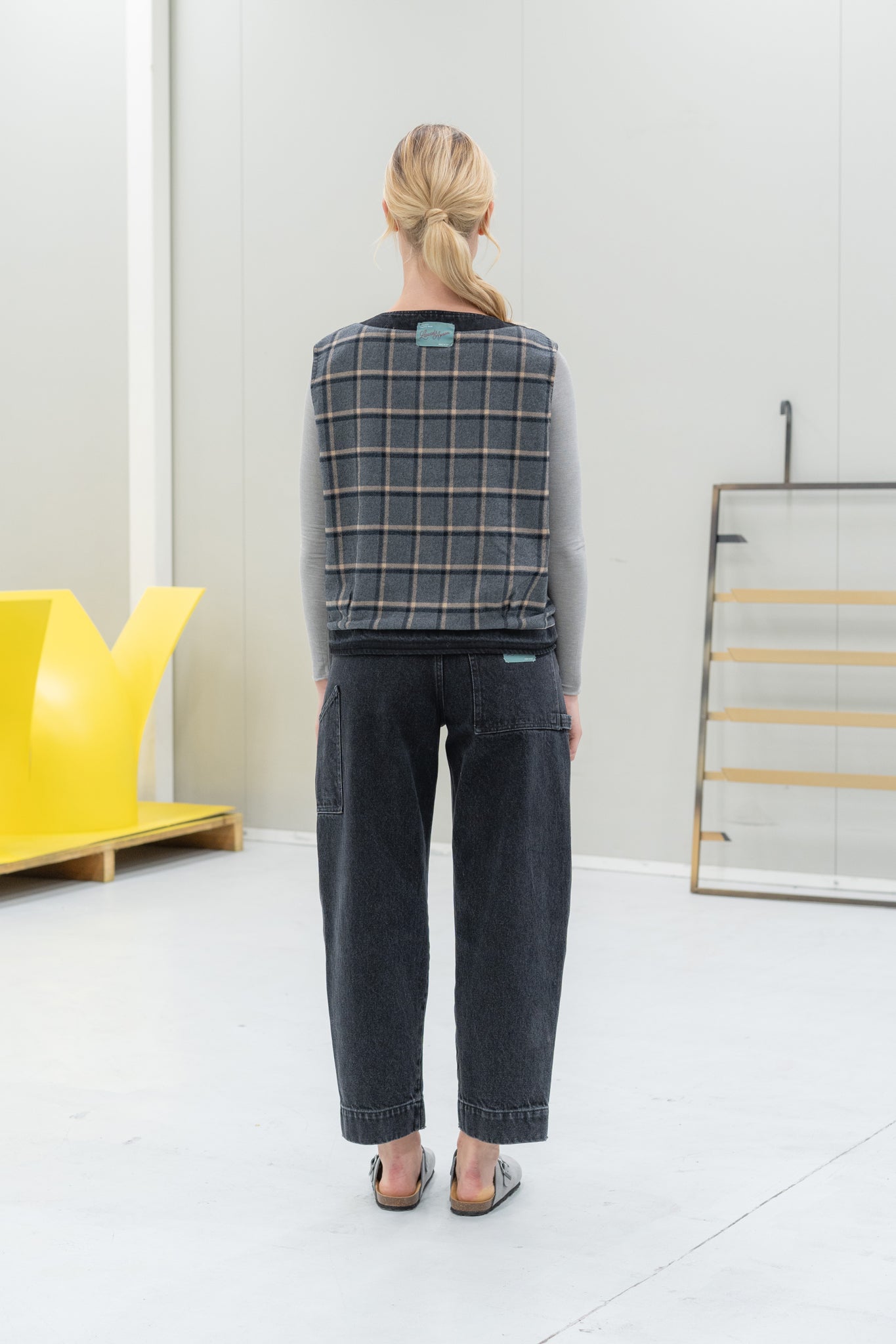 Wendeweste Iris – Schwarze Jeans + Karomuster