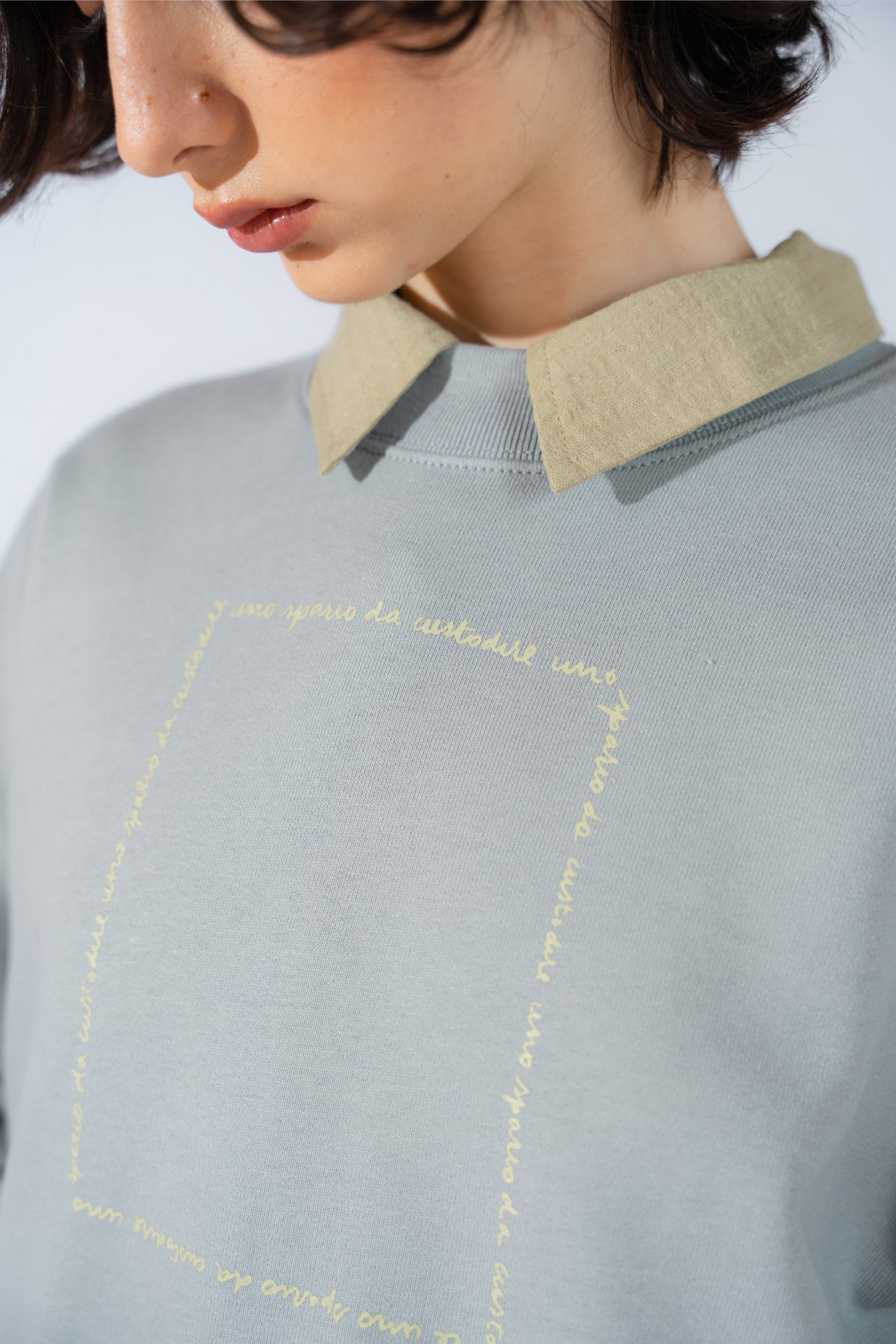 Sweatshirt mit Rundhalsausschnitt „Uno spazio da custodire” (Ein Ort zum Bewahren) – Bio-Baumwolle – Hellblau Nuvola