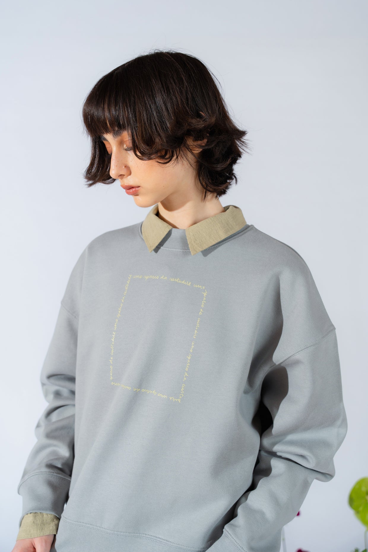 Sweatshirt mit Rundhalsausschnitt „Uno spazio da custodire” (Ein Ort zum Bewahren) – Bio-Baumwolle – Hellblau Nuvola