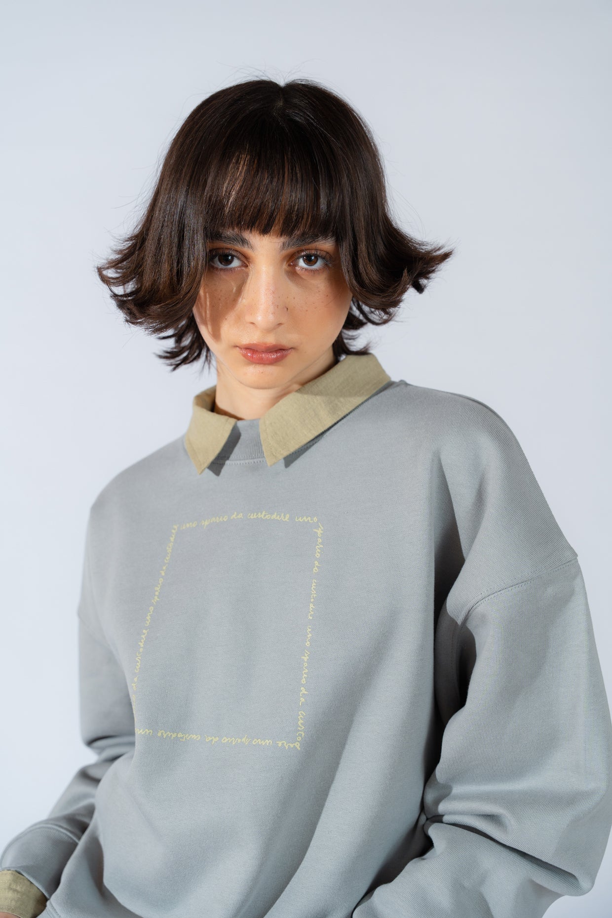 Sweatshirt mit Rundhalsausschnitt „Uno spazio da custodire” (Ein Ort zum Bewahren) – Bio-Baumwolle – Hellblau Nuvola
