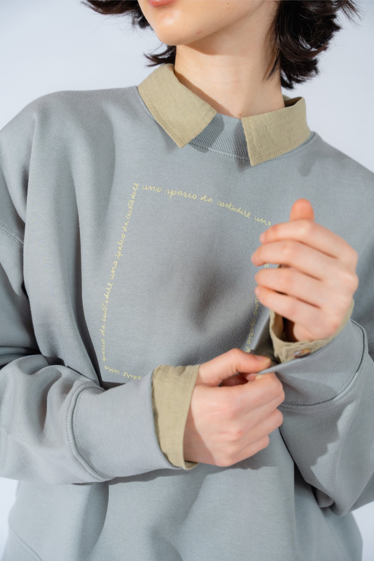 Sweatshirt mit Rundhalsausschnitt „Uno spazio da custodire” (Ein Ort zum Bewahren) – Bio-Baumwolle – Hellblau Nuvola