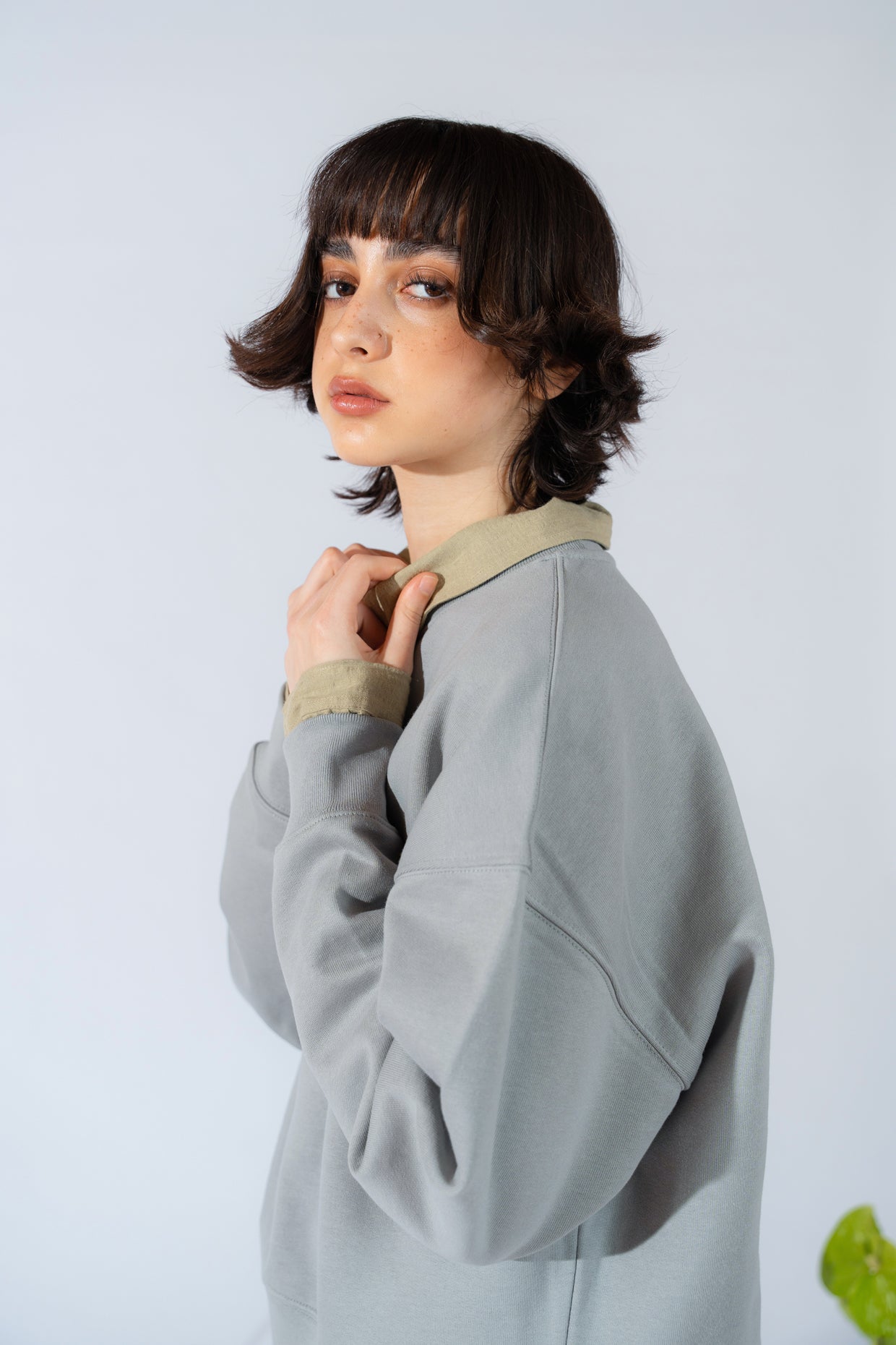 Sweatshirt mit Rundhalsausschnitt „Uno spazio da custodire” (Ein Ort zum Bewahren) – Bio-Baumwolle – Hellblau Nuvola