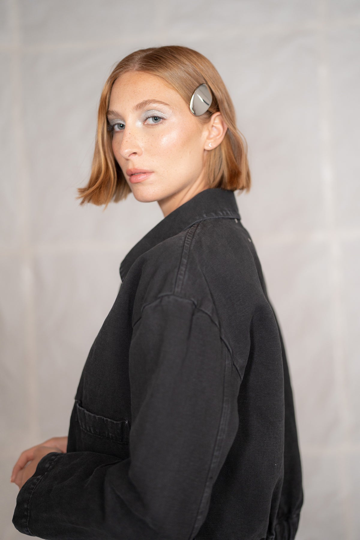 Overshirt Jeans Eva mit Kordelzug aus recycelter Baumwolle – Blau gewaschen