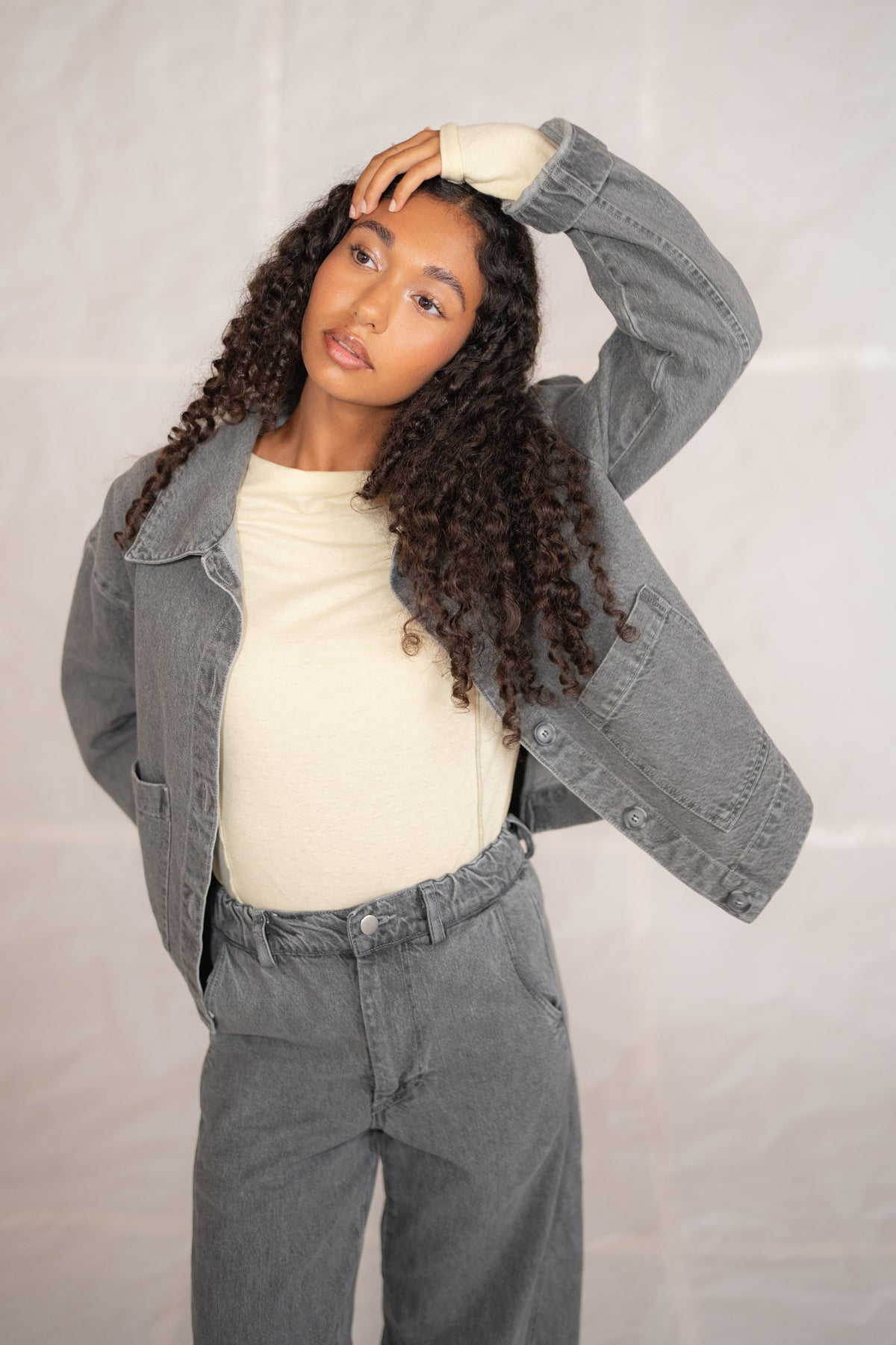 Overshirt Jeans Eva mit Kordelzug aus recycelter Baumwolle – Blau gewaschen
