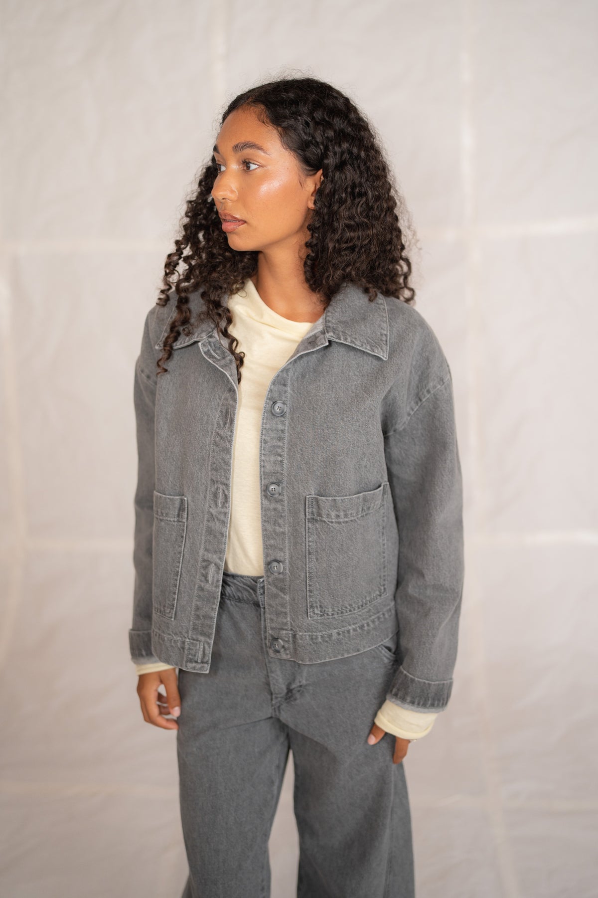 Overshirt Jeans Eva mit Kordelzug aus recycelter Baumwolle – Blau gewaschen