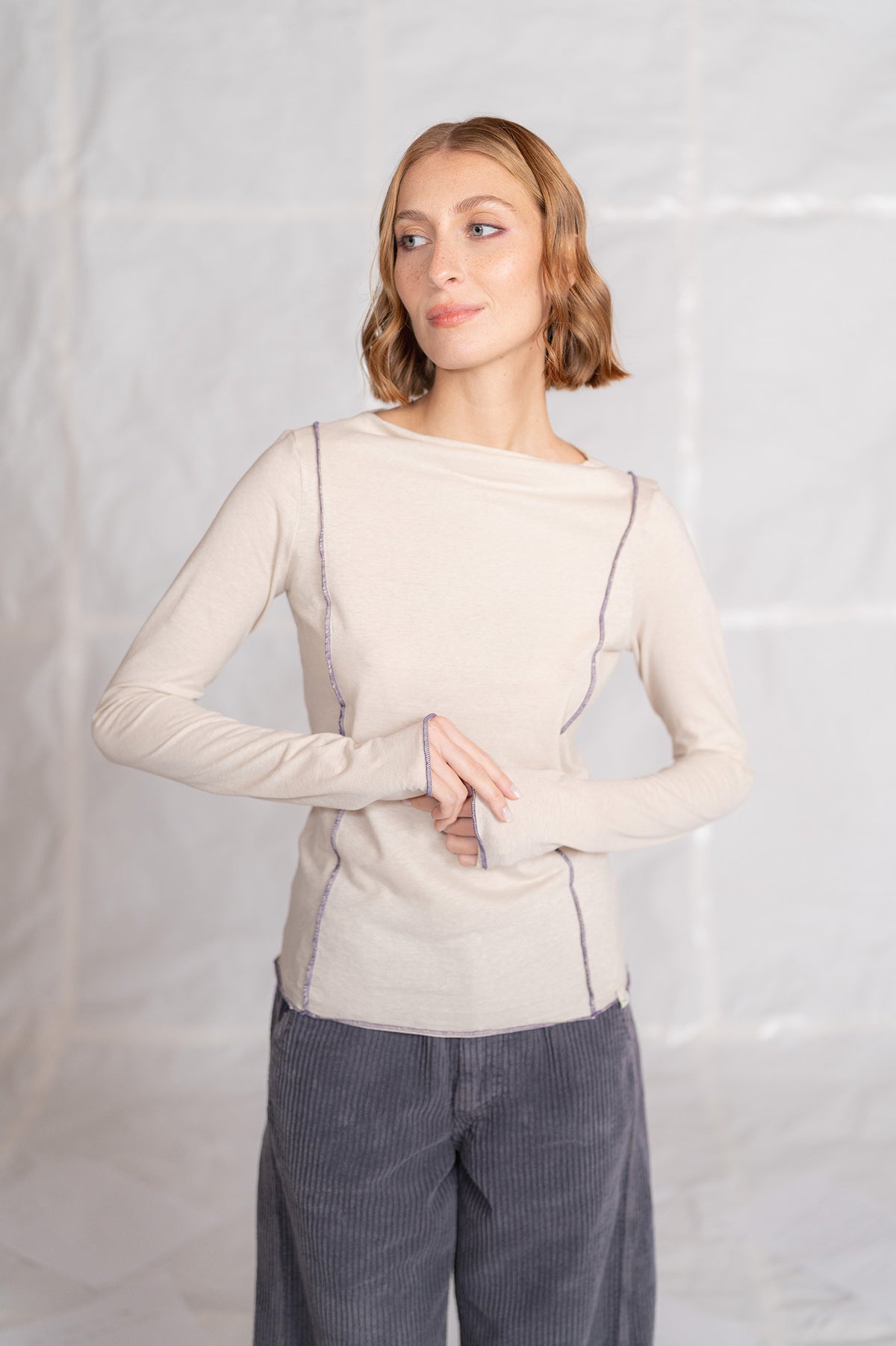 Tea Maglia manica lunga in cotone canapa con cuciture a contrasto - Mandorla