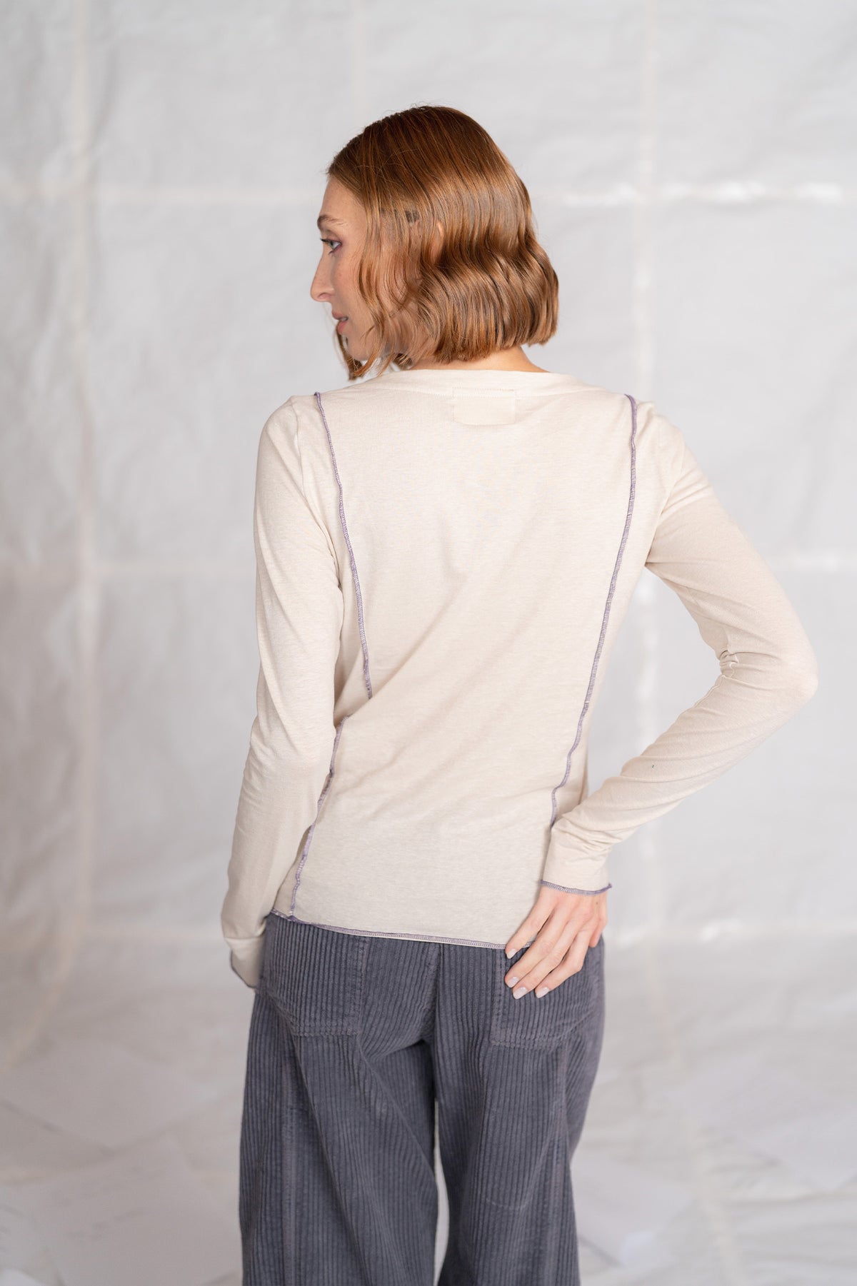 Tea Maglia manica lunga in cotone canapa con cuciture a contrasto - Mandorla