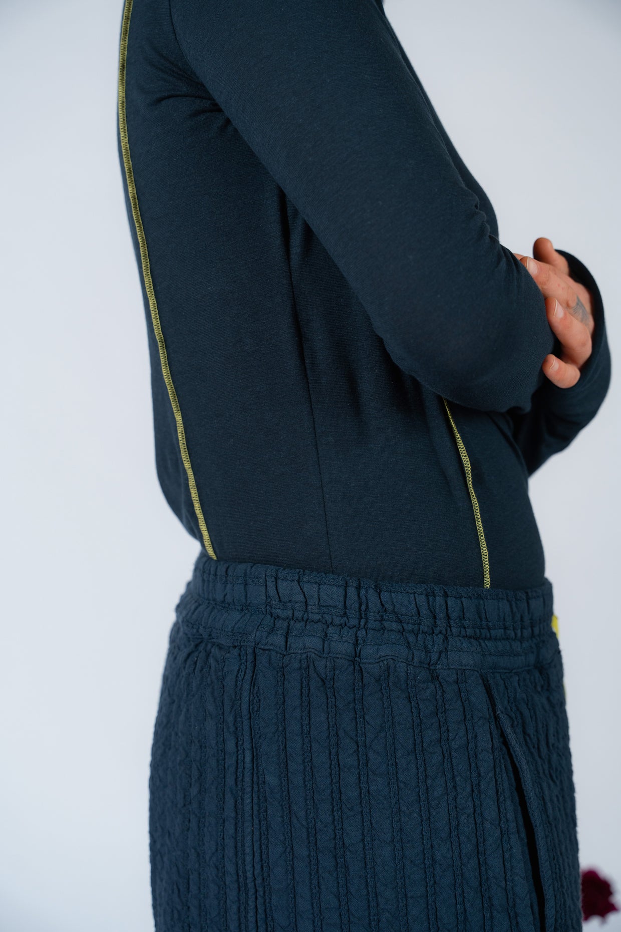 Langärmeliges Strickoberteil aus Hanfbaumwolle mit Kontrastnähten – Marineblau