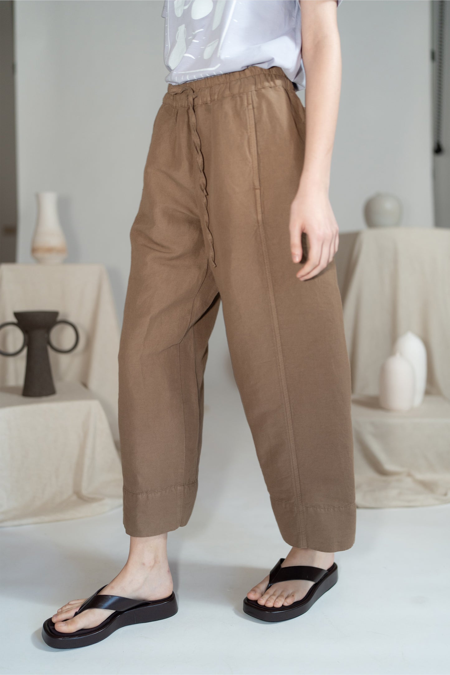 Pantaloni Levante in canapa cotone con elastico in vita e coulisse - Marrone