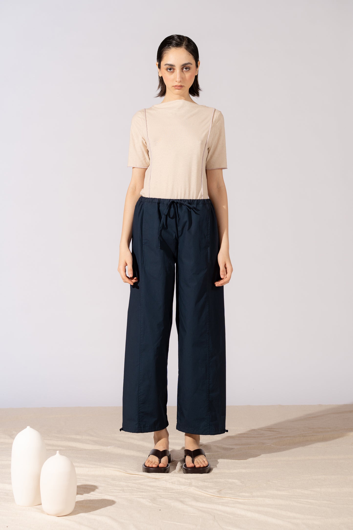 Pantaloni Jasmine cotone bio con elastico in vita e coulisse alla caviglia - Blu navy