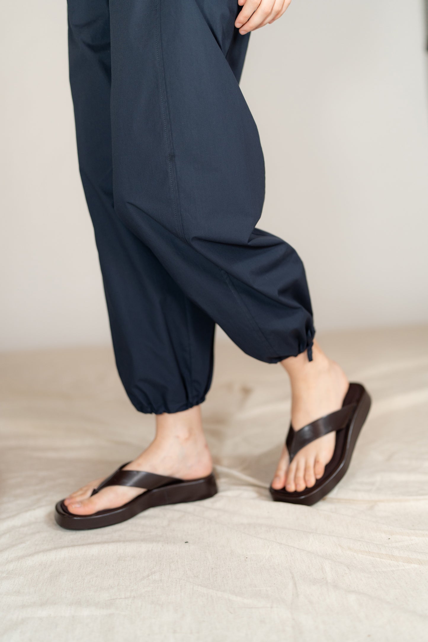 Pantaloni Jasmine cotone bio con elastico in vita e coulisse alla caviglia - Blu navy
