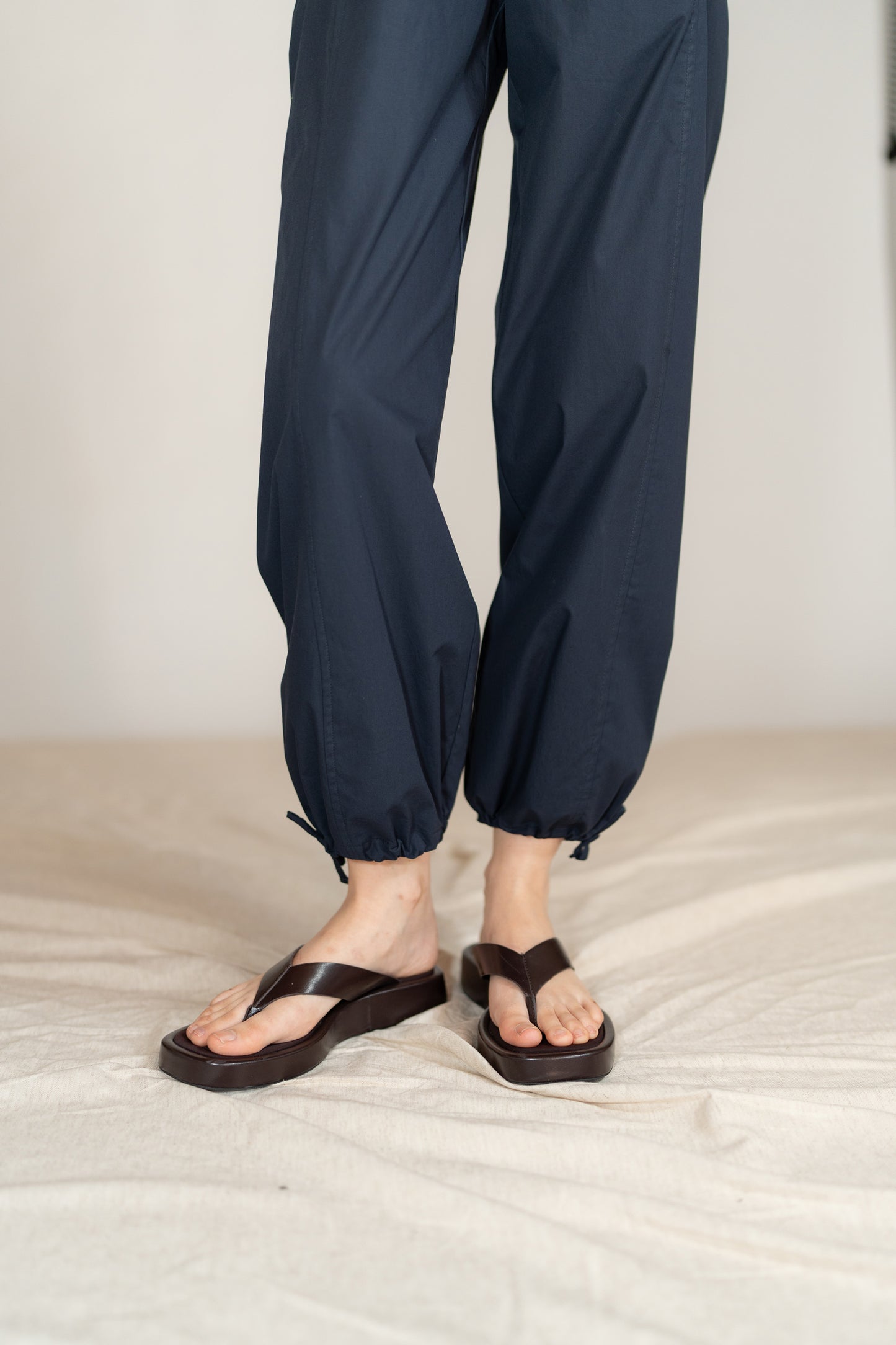 Pantaloni Jasmine cotone bio con elastico in vita e coulisse alla caviglia - Blu navy