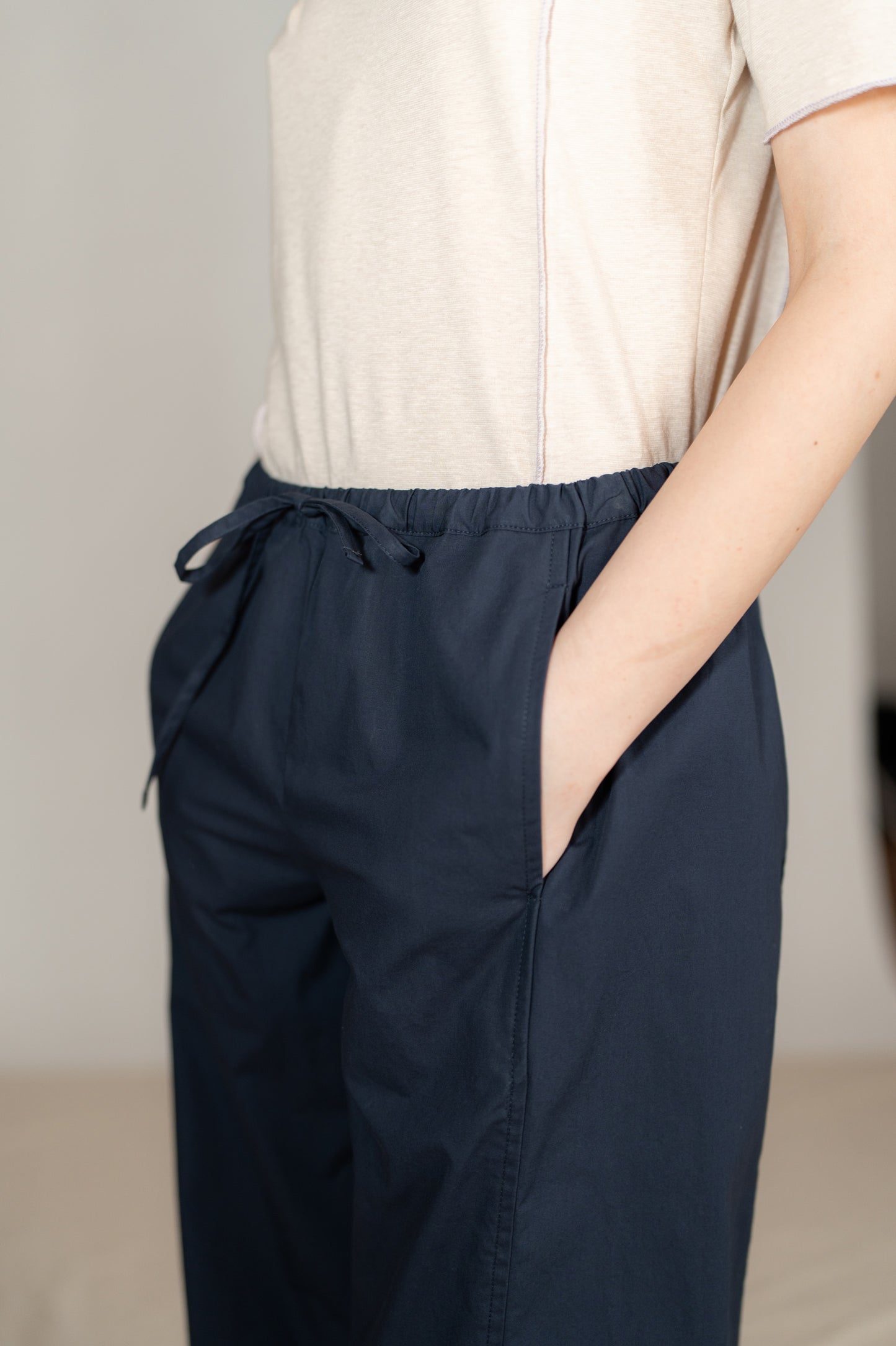 Pantaloni Jasmine cotone bio con elastico in vita e coulisse alla caviglia - Blu navy