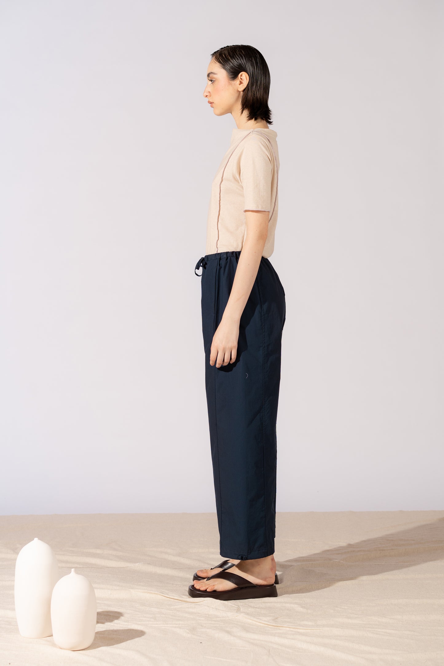 Pantaloni Jasmine cotone bio con elastico in vita e coulisse alla caviglia - Blu navy