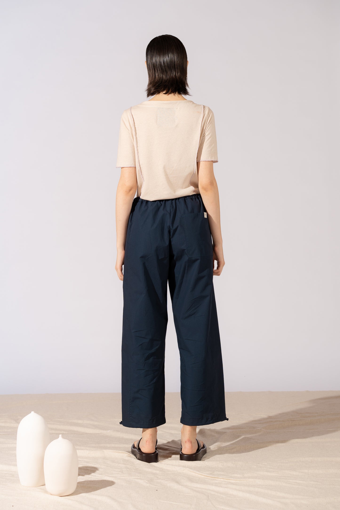 Pantaloni Jasmine cotone bio con elastico in vita e coulisse alla caviglia - Blu navy