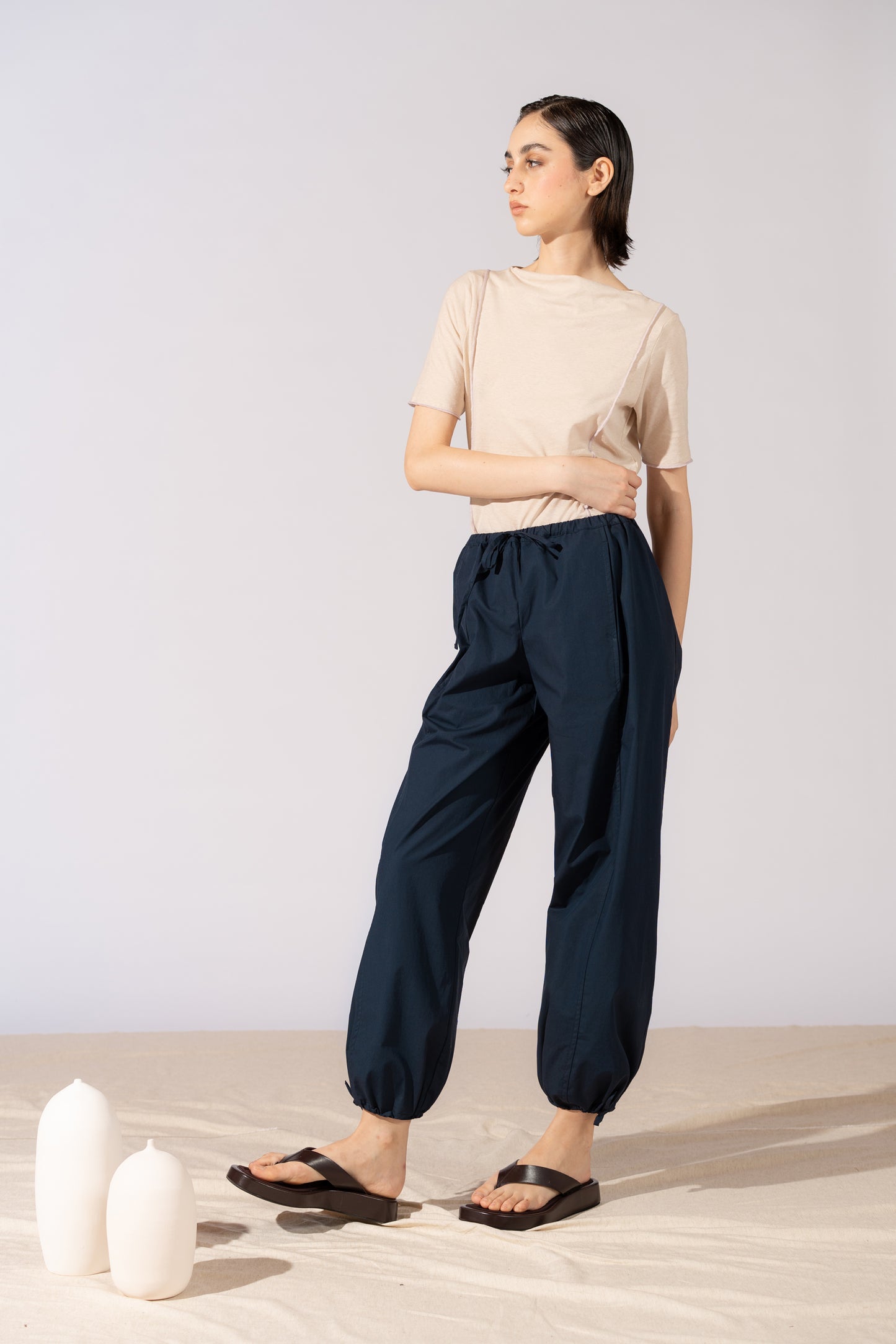Pantaloni Jasmine cotone bio con elastico in vita e coulisse alla caviglia - Blu navy