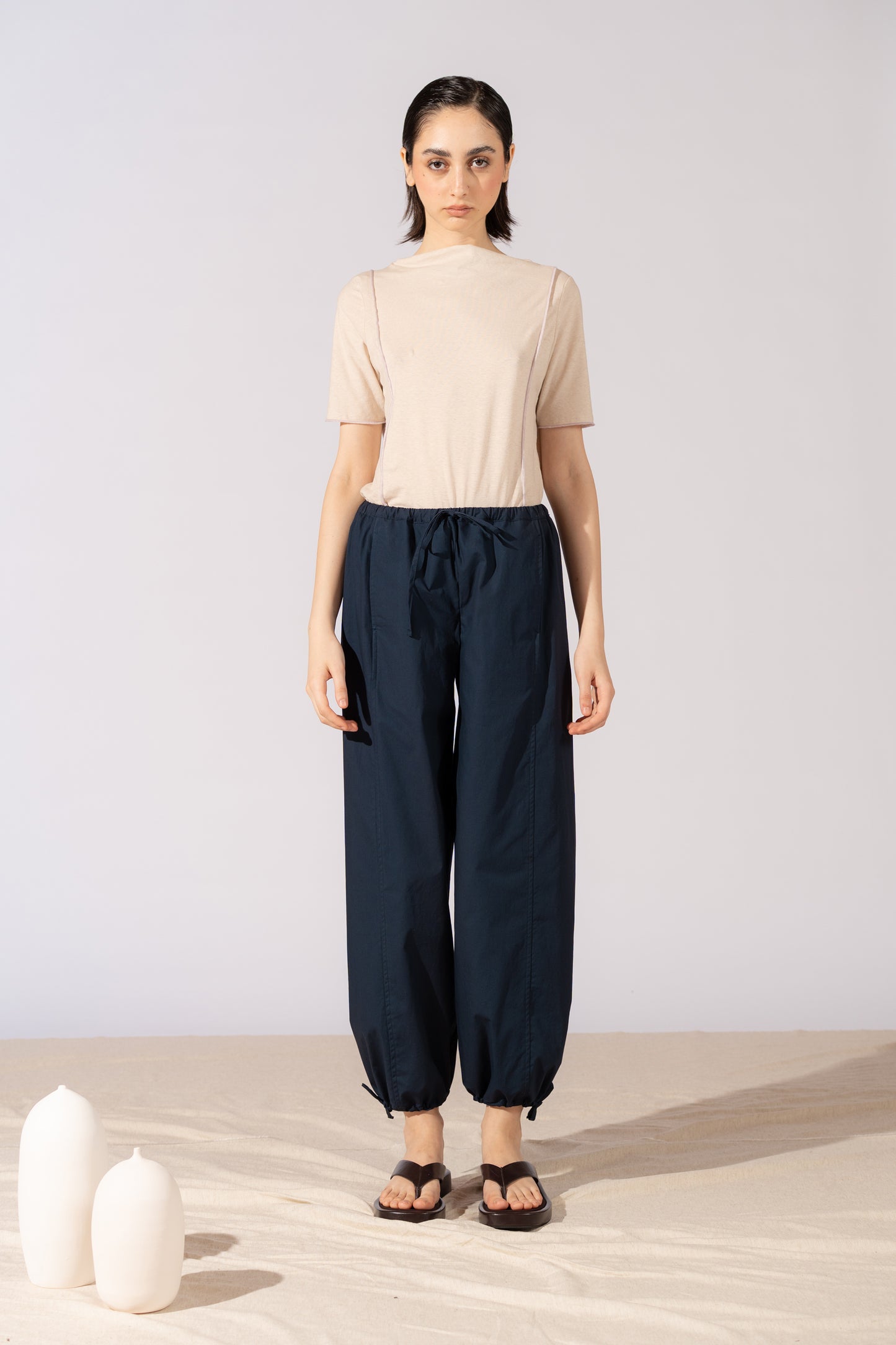 Pantaloni Jasmine cotone bio con elastico in vita e coulisse alla caviglia - Blu navy