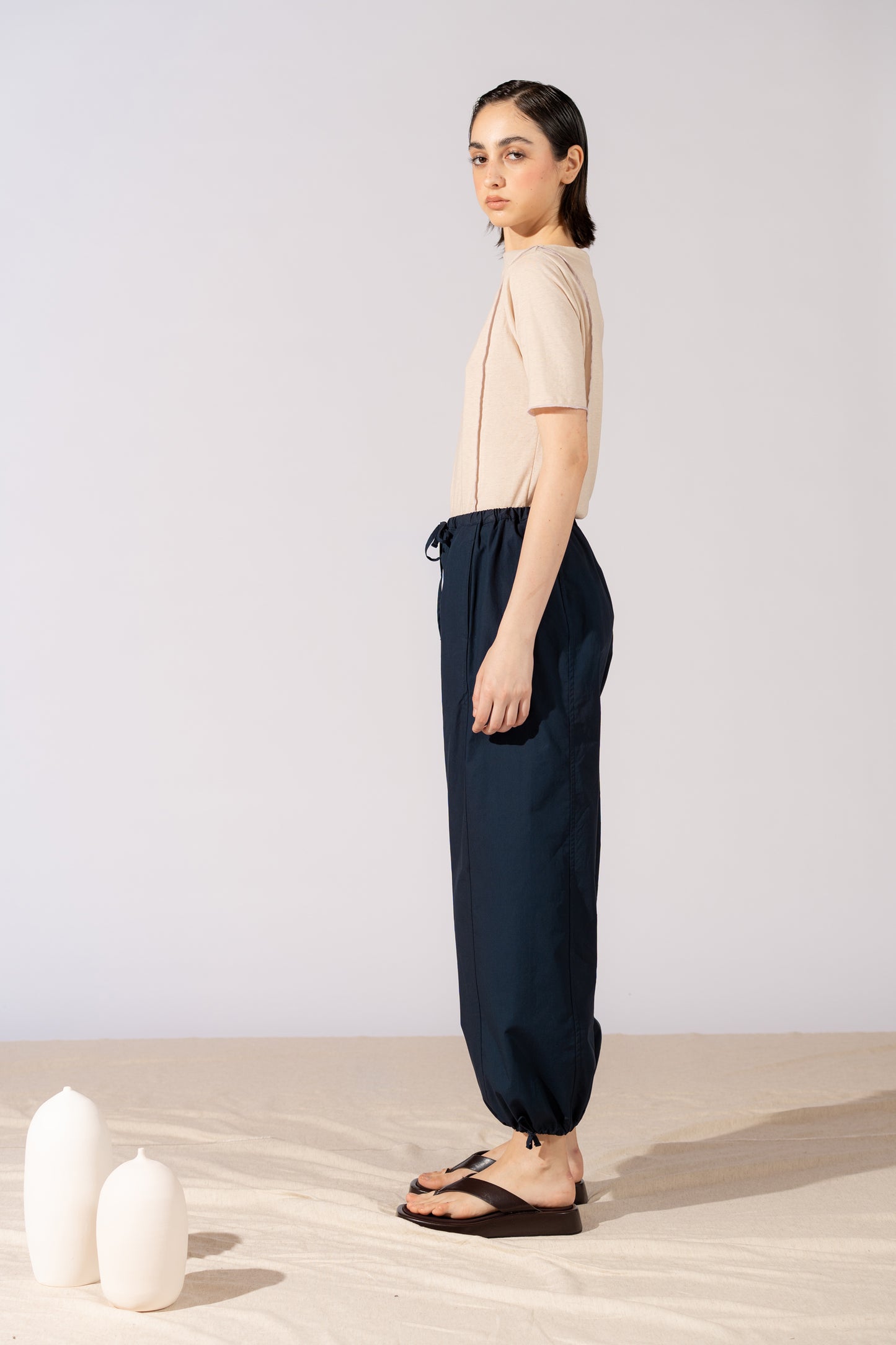 Pantaloni Jasmine cotone bio con elastico in vita e coulisse alla caviglia - Blu navy