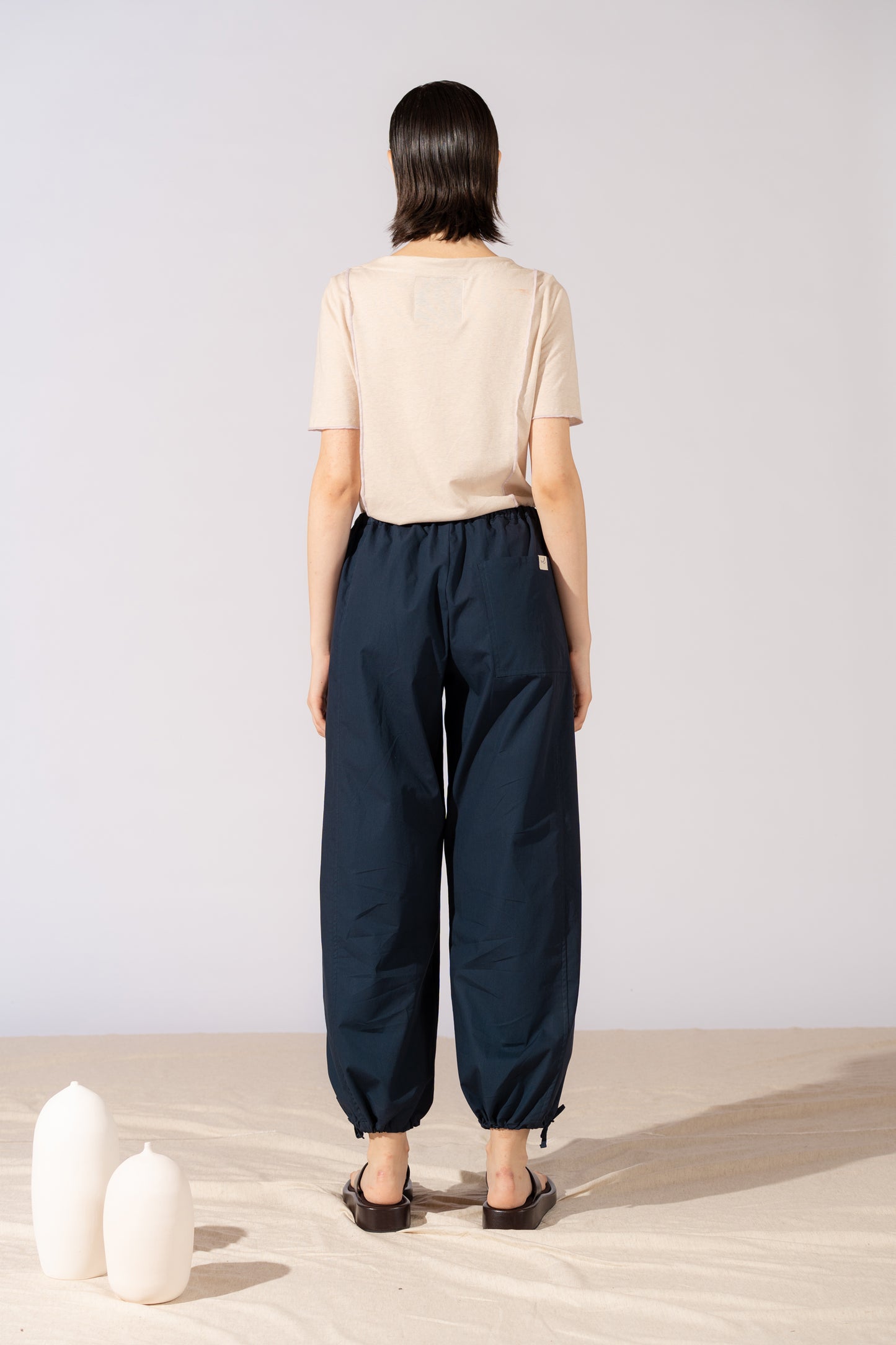 Pantaloni Jasmine cotone bio con elastico in vita e coulisse alla caviglia - Blu navy