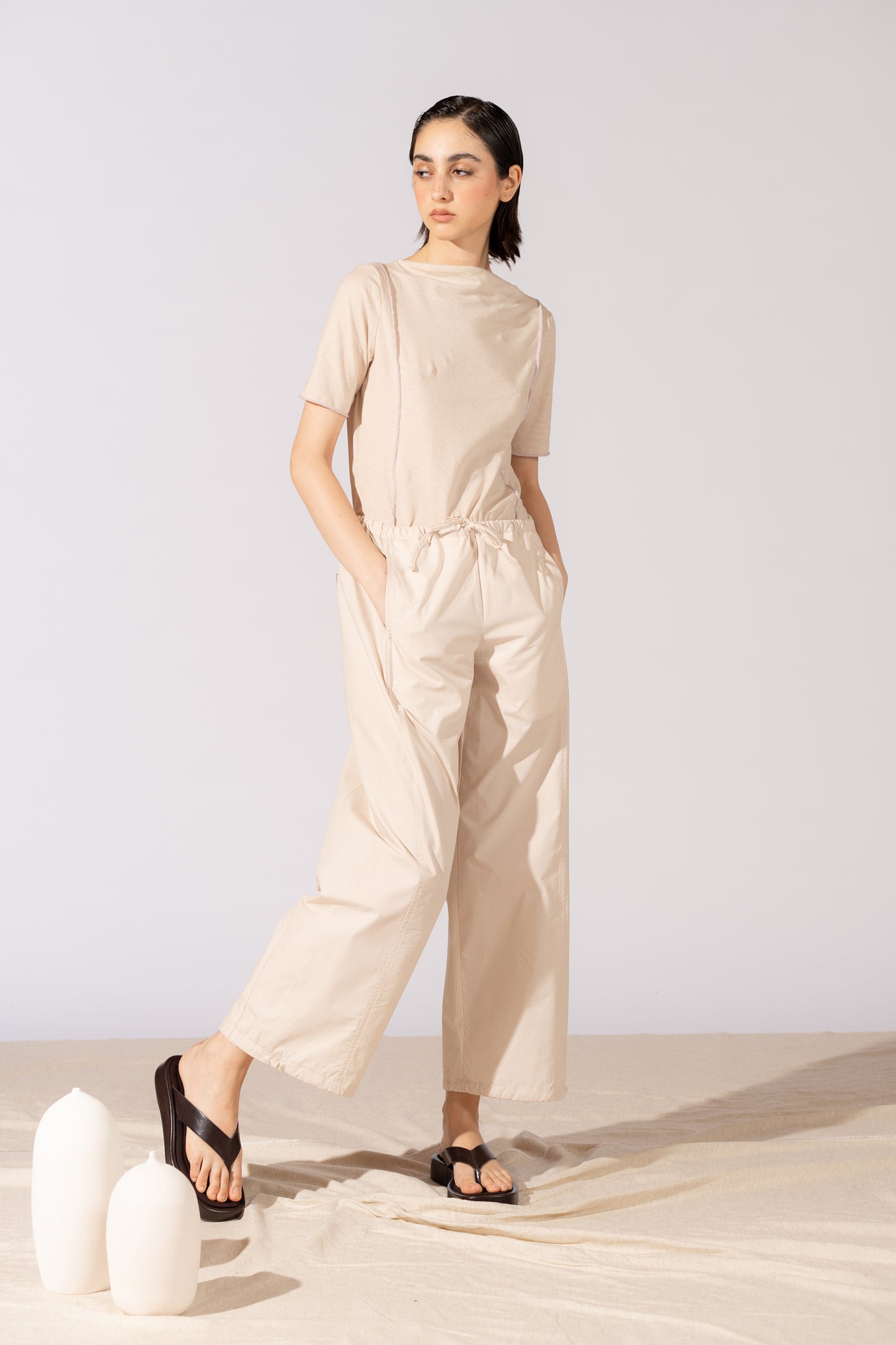 Pantaloni Jasmine cotone bio con elastico in vita e coulisse alla caviglia - Mandorla