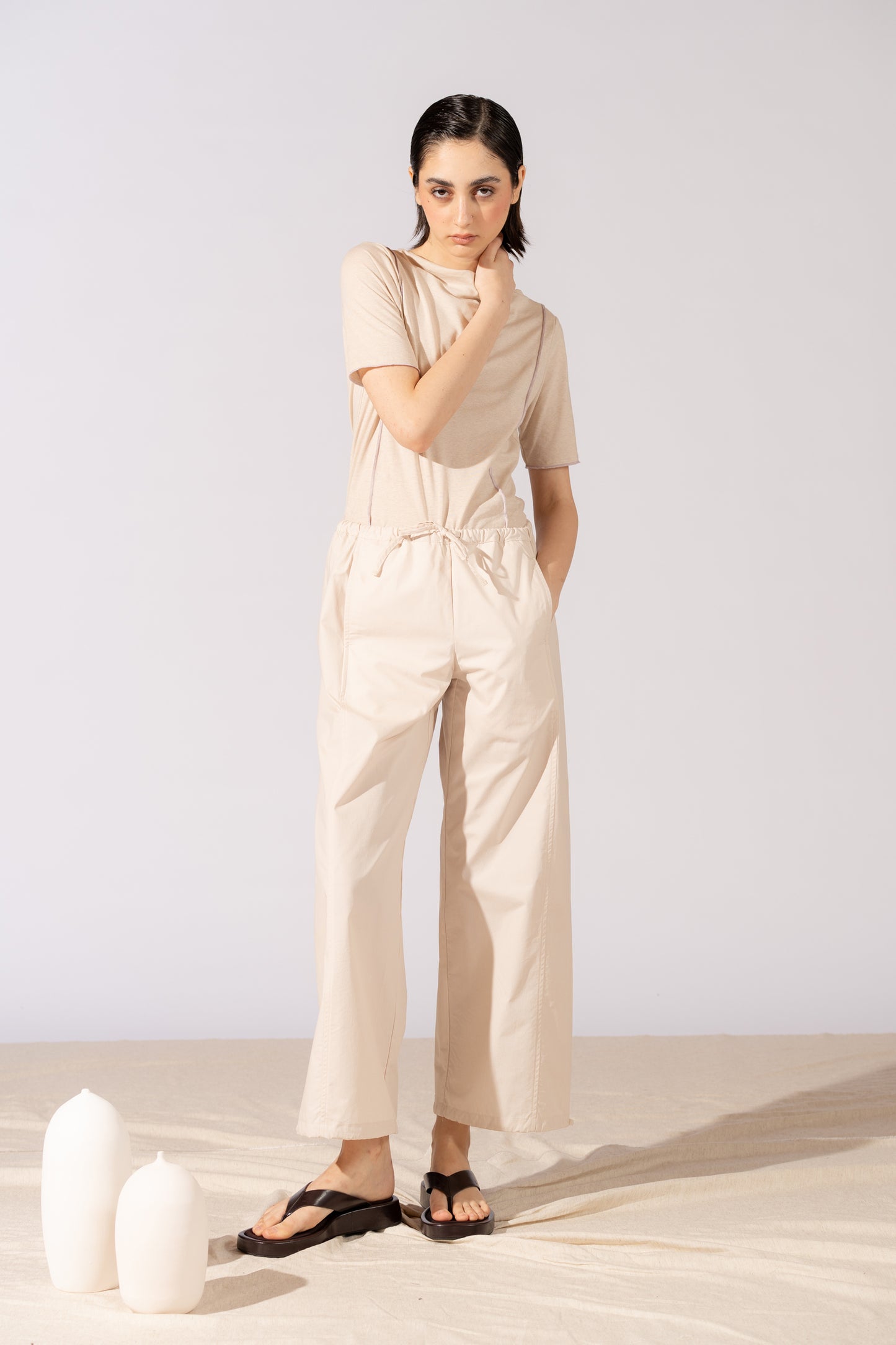 Pantaloni Jasmine cotone bio con elastico in vita e coulisse alla caviglia - Mandorla