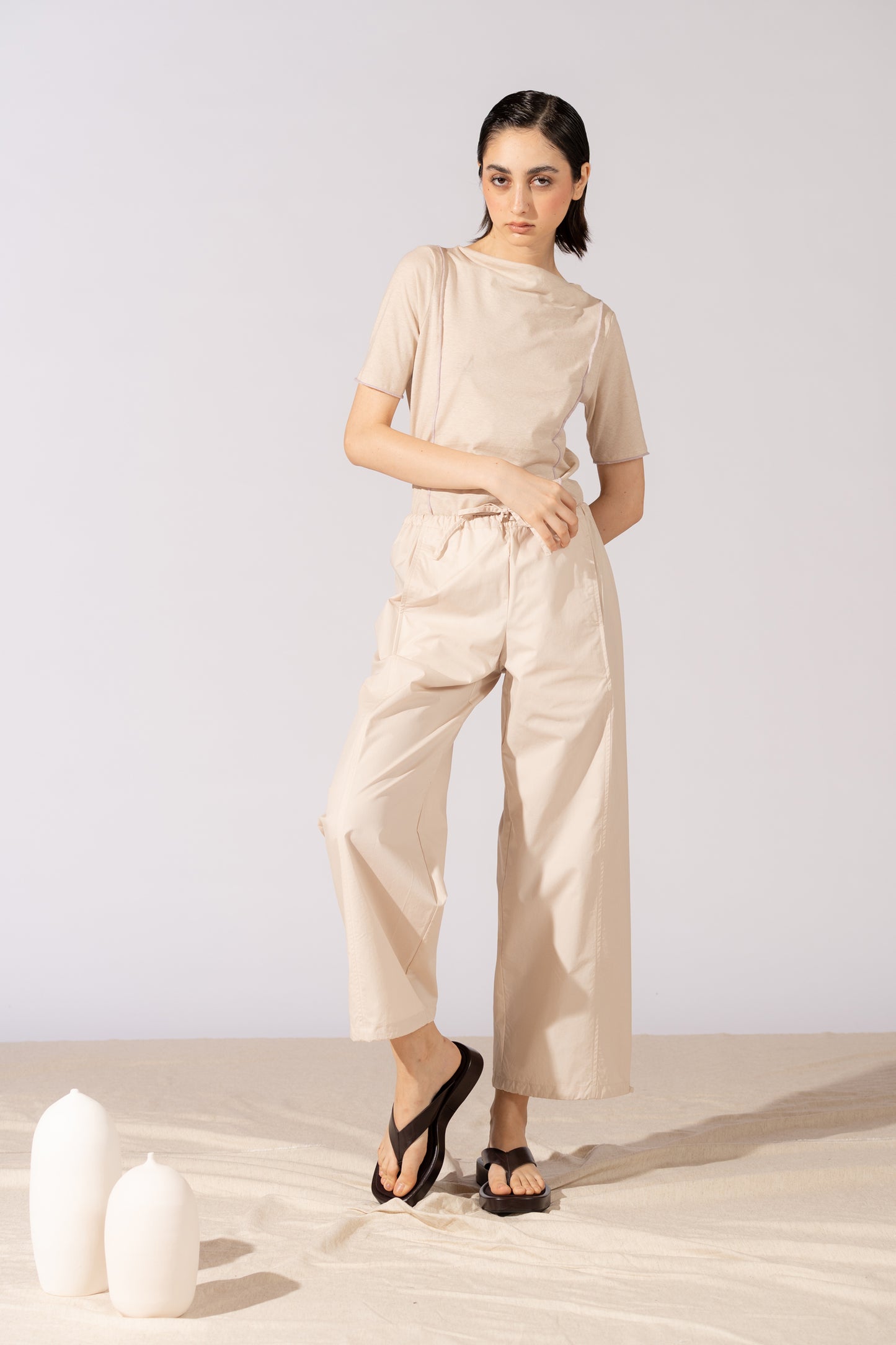 Pantaloni Jasmine cotone bio con elastico in vita e coulisse alla caviglia - Mandorla