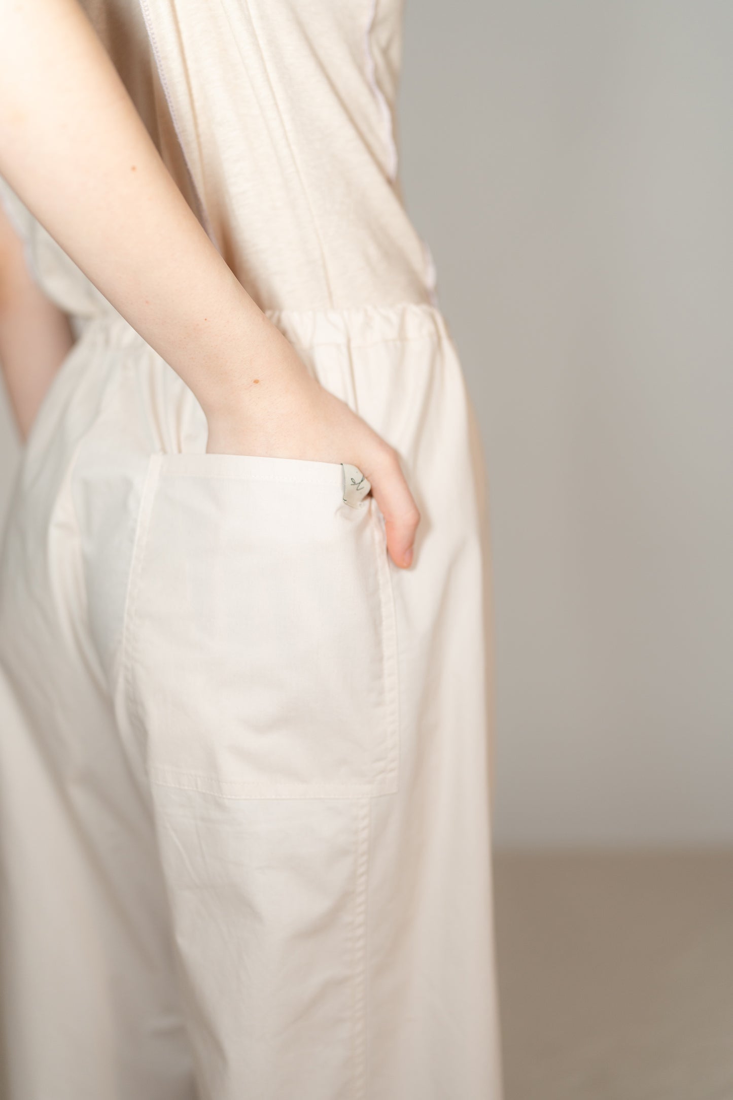 Pantaloni Jasmine cotone bio con elastico in vita e coulisse alla caviglia - Mandorla