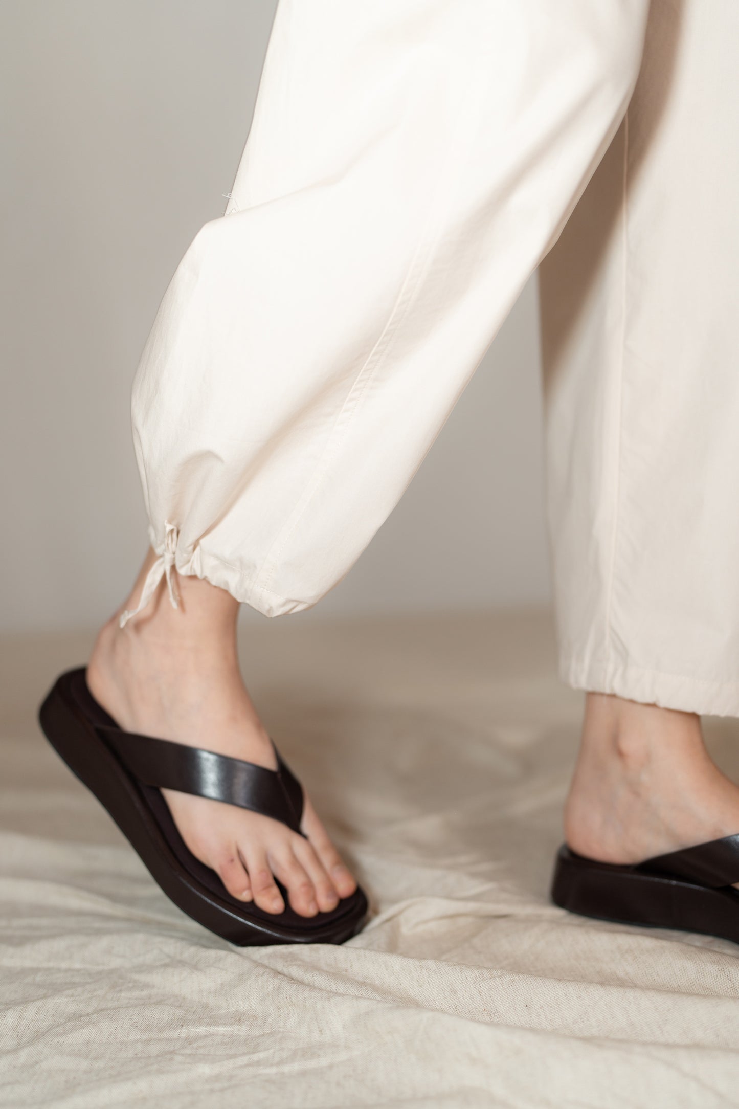 Pantaloni Jasmine cotone bio con elastico in vita e coulisse alla caviglia - Mandorla