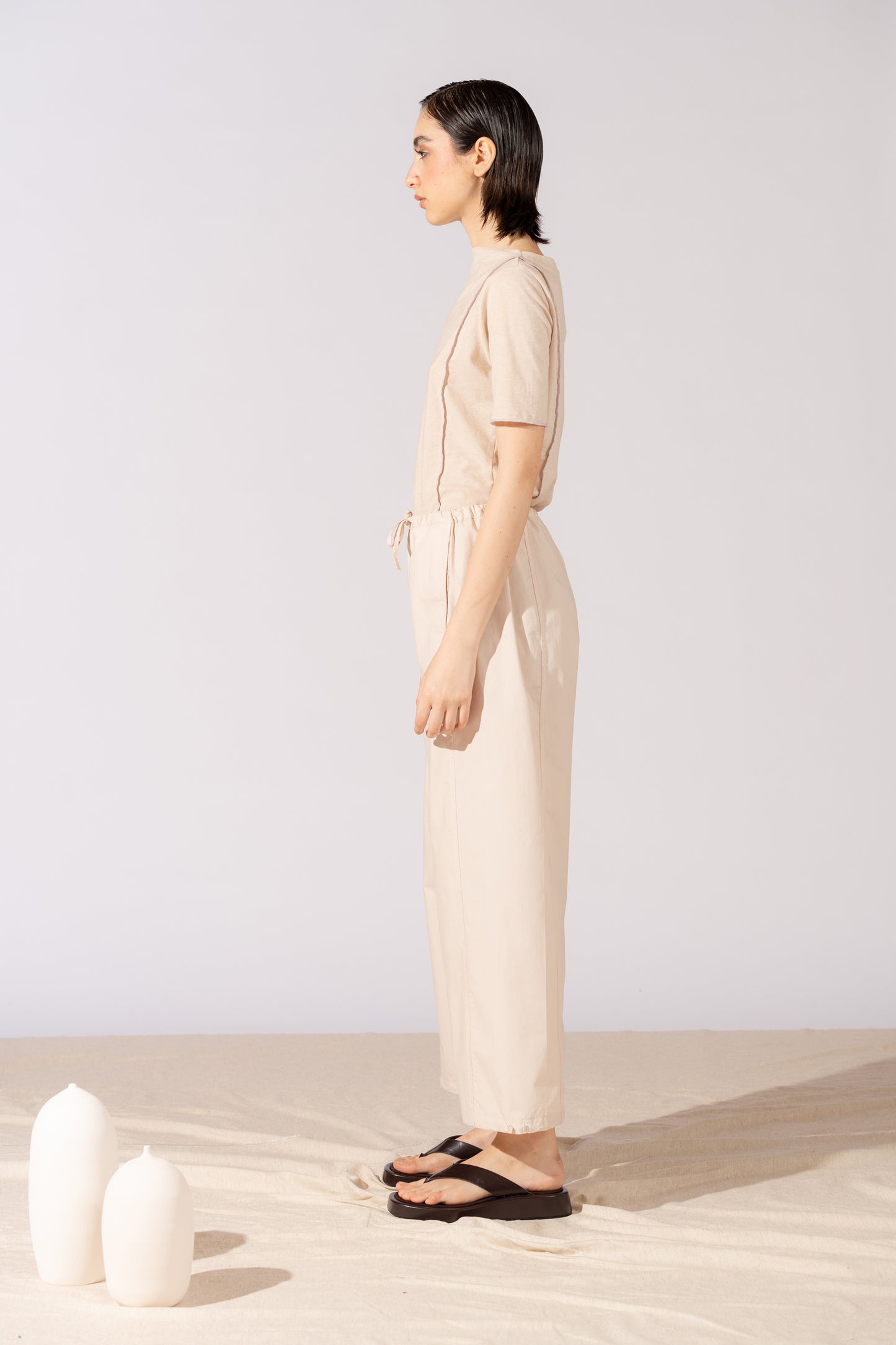 Pantaloni Jasmine cotone bio con elastico in vita e coulisse alla caviglia - Mandorla