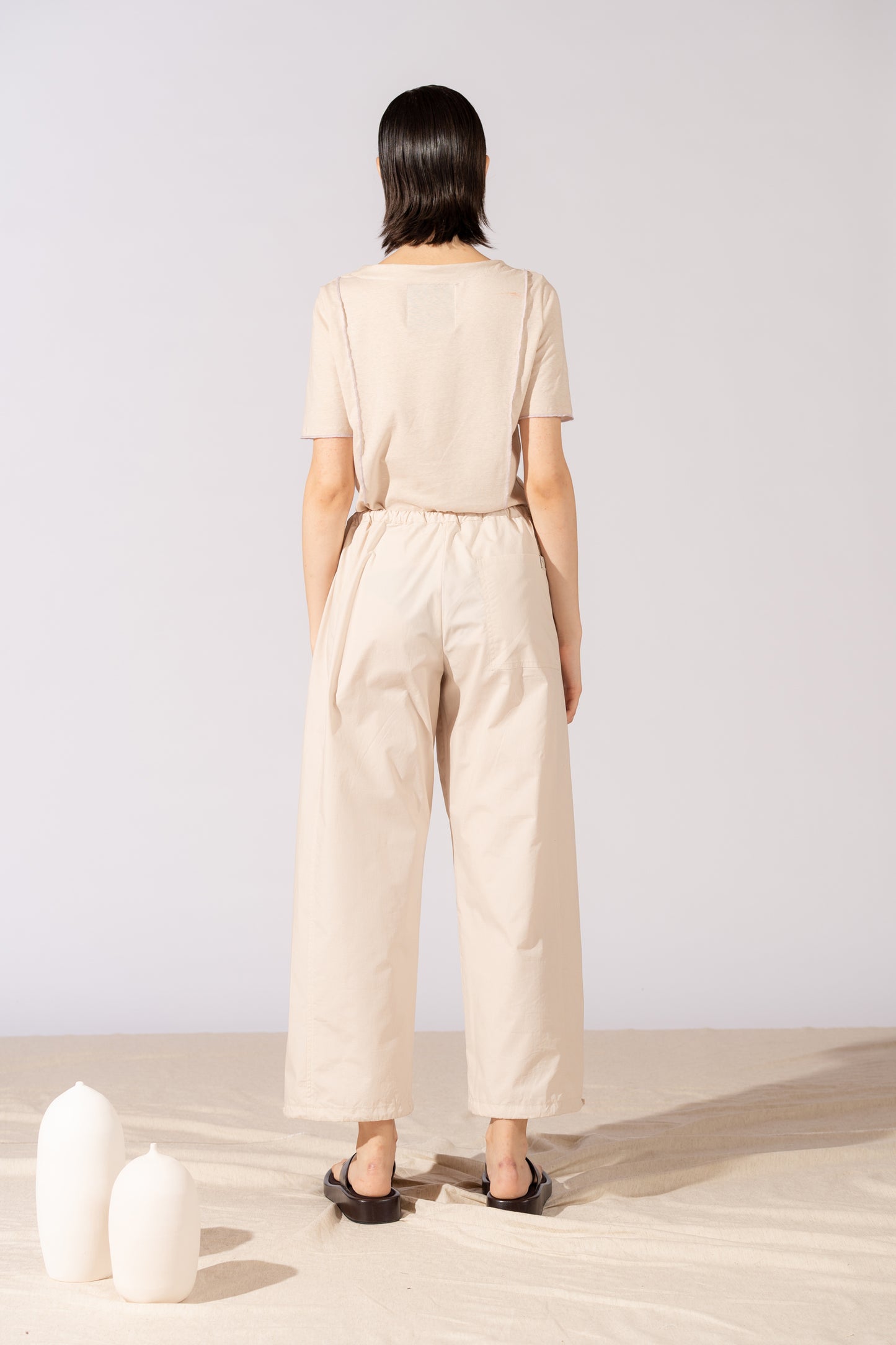 Pantaloni Jasmine cotone bio con elastico in vita e coulisse alla caviglia - Mandorla