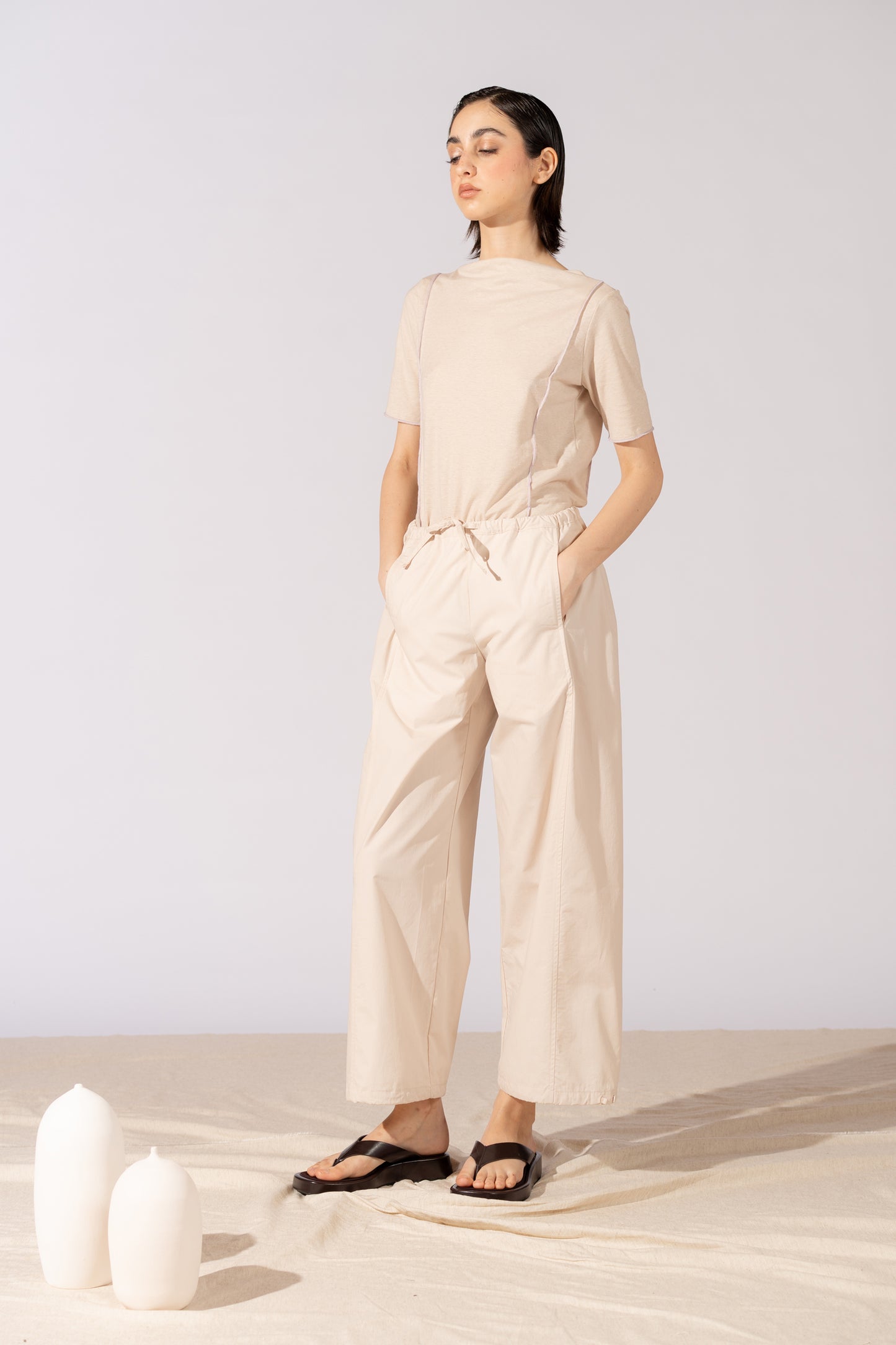 Pantaloni Jasmine cotone bio con elastico in vita e coulisse alla caviglia - Mandorla