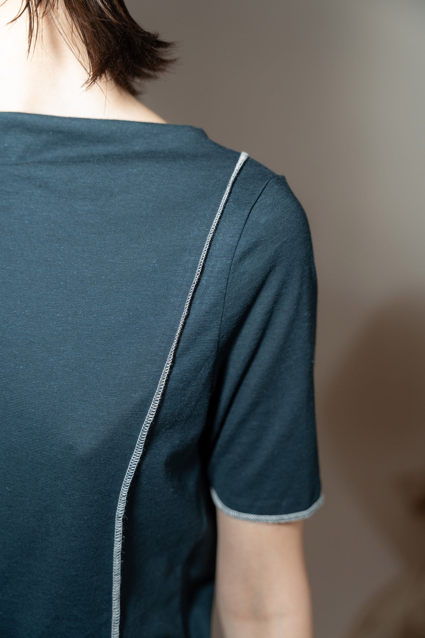 Langärmeliges Strickoberteil aus Hanfbaumwolle mit Kontrastnähten – Marineblau