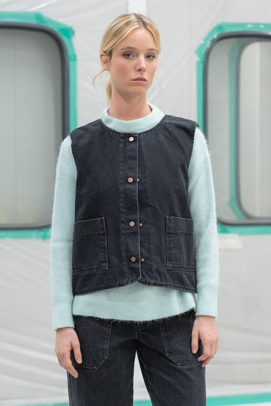 Wendeweste Iris – Schwarze Jeans + Karomuster