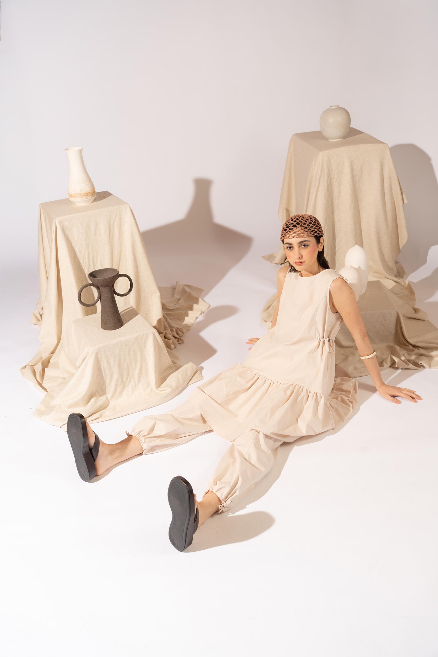 Pantaloni Jasmine cotone bio con elastico in vita e coulisse alla caviglia - Mandorla