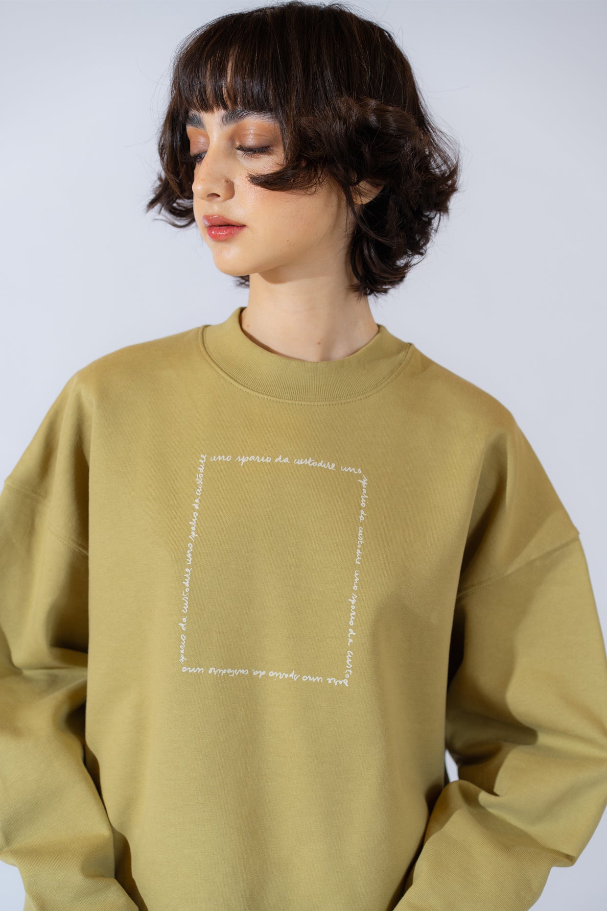 Sweatshirt mit Rundhalsausschnitt „Uno spazio da custodire” (Ein Ort zum Bewahren) – Bio-Baumwolle – Hellolivgrün