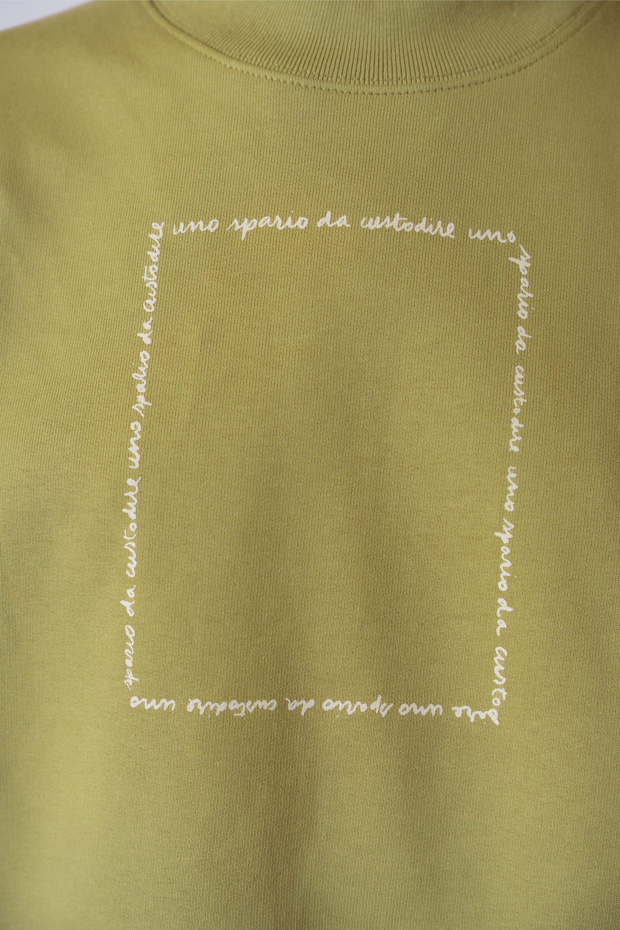 Sweatshirt mit Rundhalsausschnitt „Uno spazio da custodire” (Ein Ort zum Bewahren) – Bio-Baumwolle – Hellolivgrün