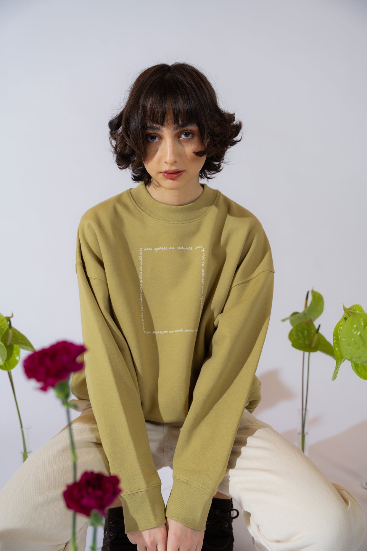 Sweatshirt mit Rundhalsausschnitt „Uno spazio da custodire” (Ein Ort zum Bewahren) – Bio-Baumwolle – Hellolivgrün