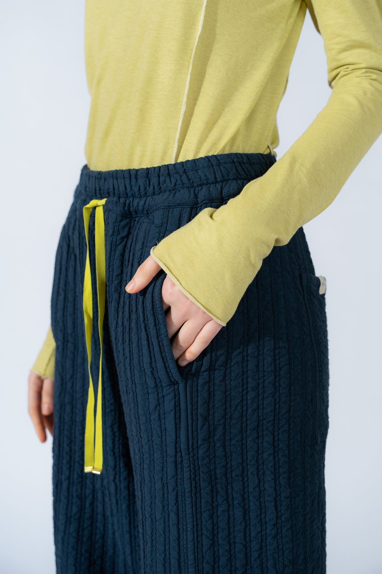Tea Langärmliges Shirt aus Hanf-Baumwolle mit Kontrastnähten – Bergamottegrün
