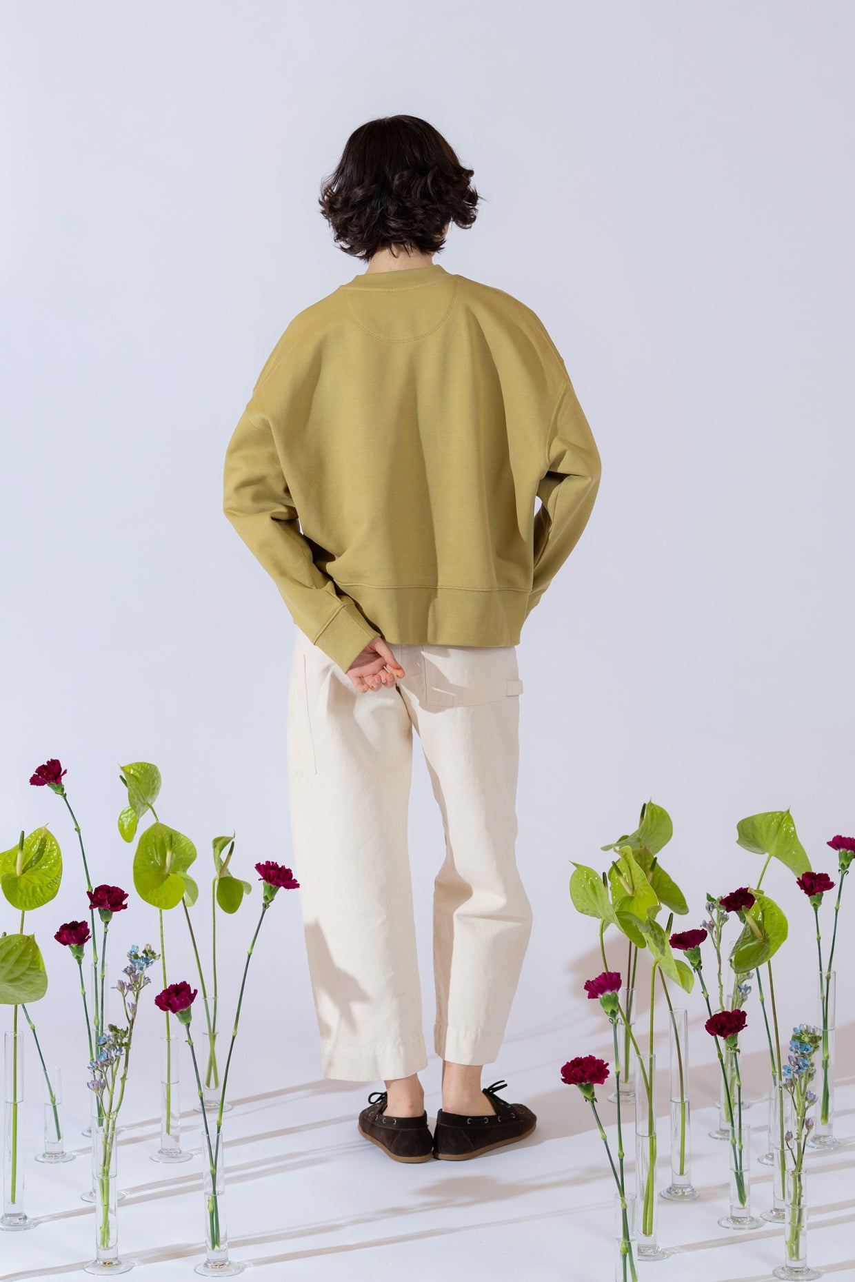 Sweatshirt mit Rundhalsausschnitt „Uno spazio da custodire” (Ein Ort zum Bewahren) – Bio-Baumwolle – Hellolivgrün