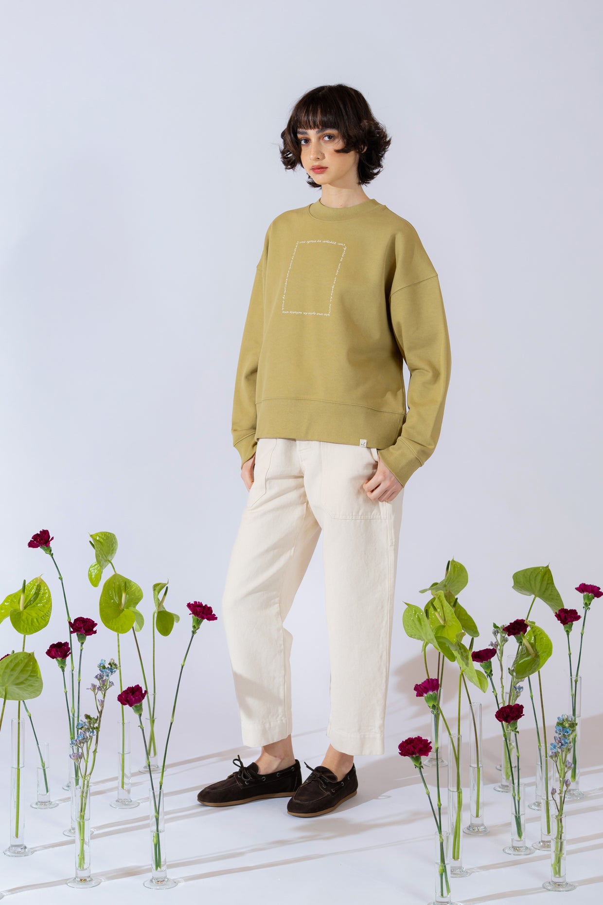 Sweatshirt mit Rundhalsausschnitt „Uno spazio da custodire” (Ein Ort zum Bewahren) – Bio-Baumwolle – Hellolivgrün