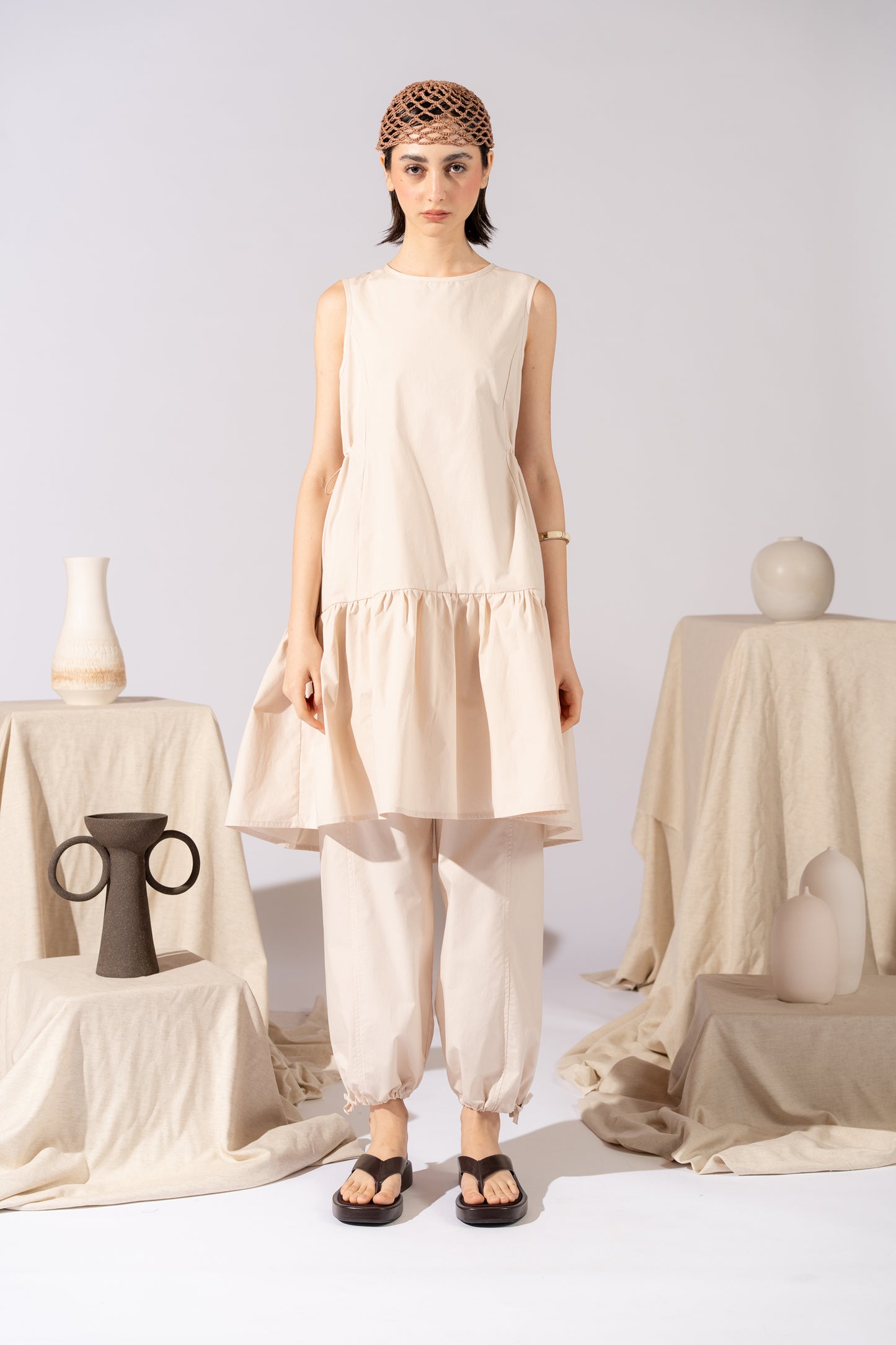 Pantaloni Jasmine cotone bio con elastico in vita e coulisse alla caviglia - Mandorla